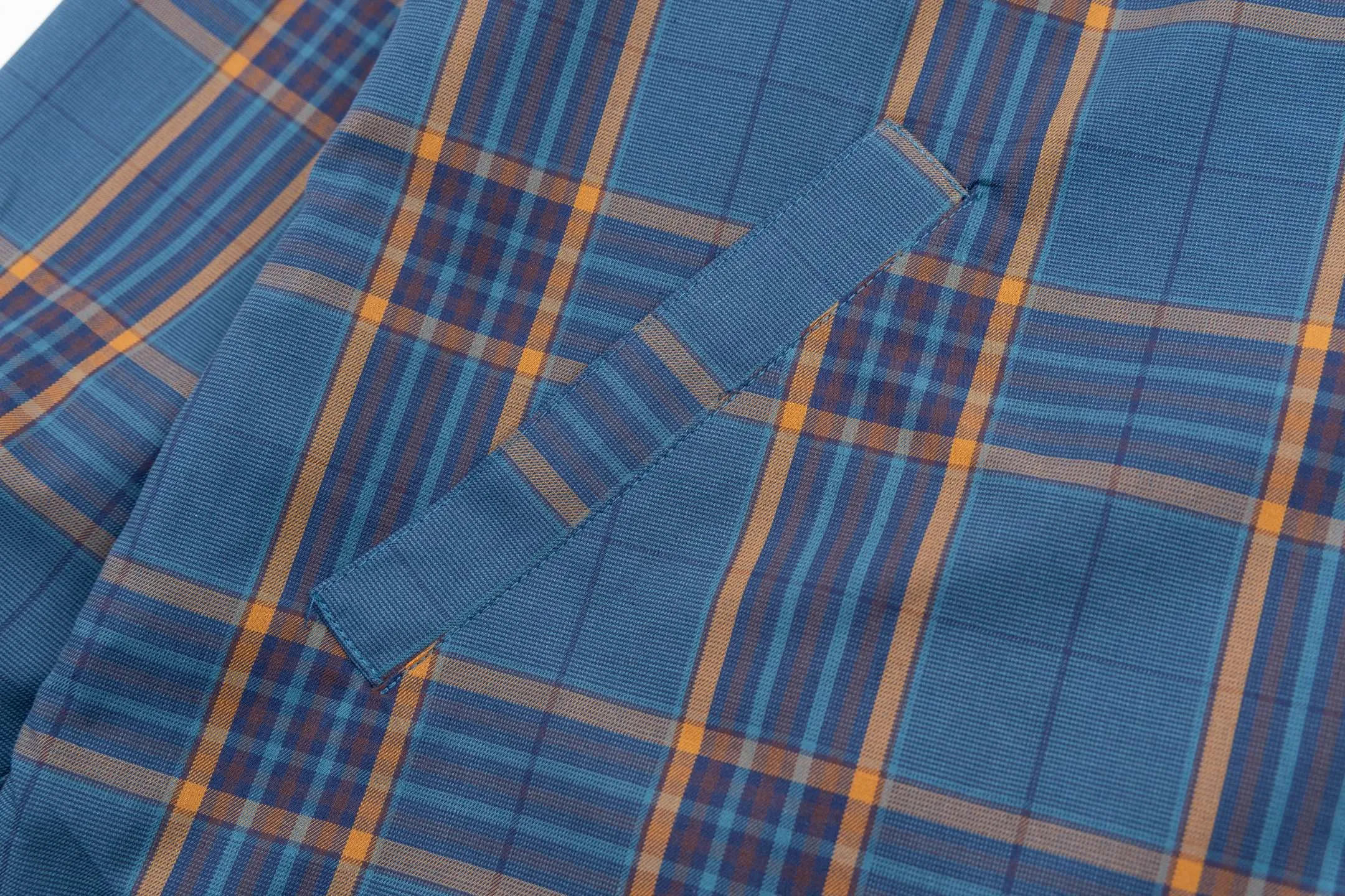 🅿️810 BLCG 25SS Blue Style Zippered Shirt Combining the delicate feel of jacquard fabric, the heavy feel of the double-layer structure and the functional feel of the zipper snap button, this item cleverly blurs the boundaries between shirts, jackets and lightweight coats. It not only retains the shape of a shirt, but also has the practical attributes of a jacket, making it very suitable as an outer layer in spring and autumn or as an inner layer in winter. Using double-layer composite jacquard technology, functional cotton yarns are three-dimensionally woven through an electronic jacquard machine. The plaid pattern is formed at once through the precise interweaving of warp and weft yarns during the weaving process, forming a permanent three-dimensional texture. The double-layer structure not only gives the fabric excellent stiffness and warmth retention properties, but also achieves temperature regulation through the air layer principle. Innovatively adopts the composite design of box-style straight cut and full zipper placket system. The straight hem provides a modern silhouette and ample layering space, while precision zippers replace traditional buttons, which not only enhances wind resistance but also creates smooth visual lines. The shoulders and armholes are three-dimensionally cut to ensure optimal freedom of movement despite the loose silhouette. The chest logo uses a jacquard letter logo to ensure the unity of decoration and function; the engraved four-button system is distributed on the cuffs, pockets and other locations to provide a precise closing experience; all seam interfaces have been strengthened to significantly enhance the durability and professional quality of the item. Size:XS-S-M-L