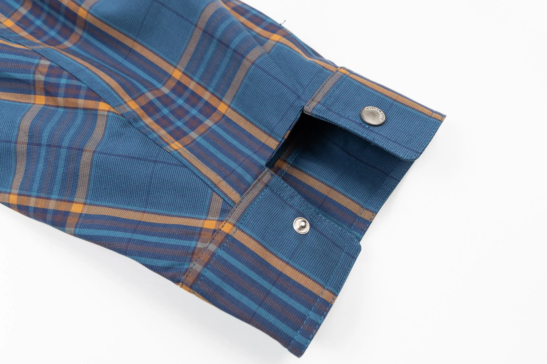 🅿️810 BLCG 25SS Blue Style Zippered Shirt Combining the delicate feel of jacquard fabric, the heavy feel of the double-layer structure and the functional feel of the zipper snap button, this item cleverly blurs the boundaries between shirts, jackets and lightweight coats. It not only retains the shape of a shirt, but also has the practical attributes of a jacket, making it very suitable as an outer layer in spring and autumn or as an inner layer in winter. Using double-layer composite jacquard technology, functional cotton yarns are three-dimensionally woven through an electronic jacquard machine. The plaid pattern is formed at once through the precise interweaving of warp and weft yarns during the weaving process, forming a permanent three-dimensional texture. The double-layer structure not only gives the fabric excellent stiffness and warmth retention properties, but also achieves temperature regulation through the air layer principle. Innovatively adopts the composite design of box-style straight cut and full zipper placket system. The straight hem provides a modern silhouette and ample layering space, while precision zippers replace traditional buttons, which not only enhances wind resistance but also creates smooth visual lines. The shoulders and armholes are three-dimensionally cut to ensure optimal freedom of movement despite the loose silhouette. The chest logo uses a jacquard letter logo to ensure the unity of decoration and function; the engraved four-button system is distributed on the cuffs, pockets and other locations to provide a precise closing experience; all seam interfaces have been strengthened to significantly enhance the durability and professional quality of the item. Size:XS-S-M-L