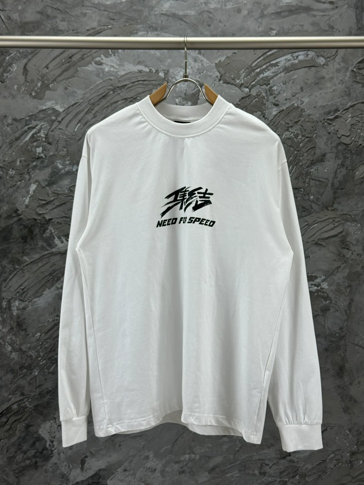 🅿️250 BALENCI*GA Paris ⅹ "Need for Speed: Assemblage" co-branded direct-injection printed long-sleeved fabric uses 280g Paris-specific double yarns with a high weight of 1:1 double yarn rib. The front and rear panels use imported Kornit machine direct-injection printing technology. Two high-temperature setting washes. os dropped shoulders, loose version, same style for men and women -Color: ivory white black -SIZE: XS S M L Style No. 8601#