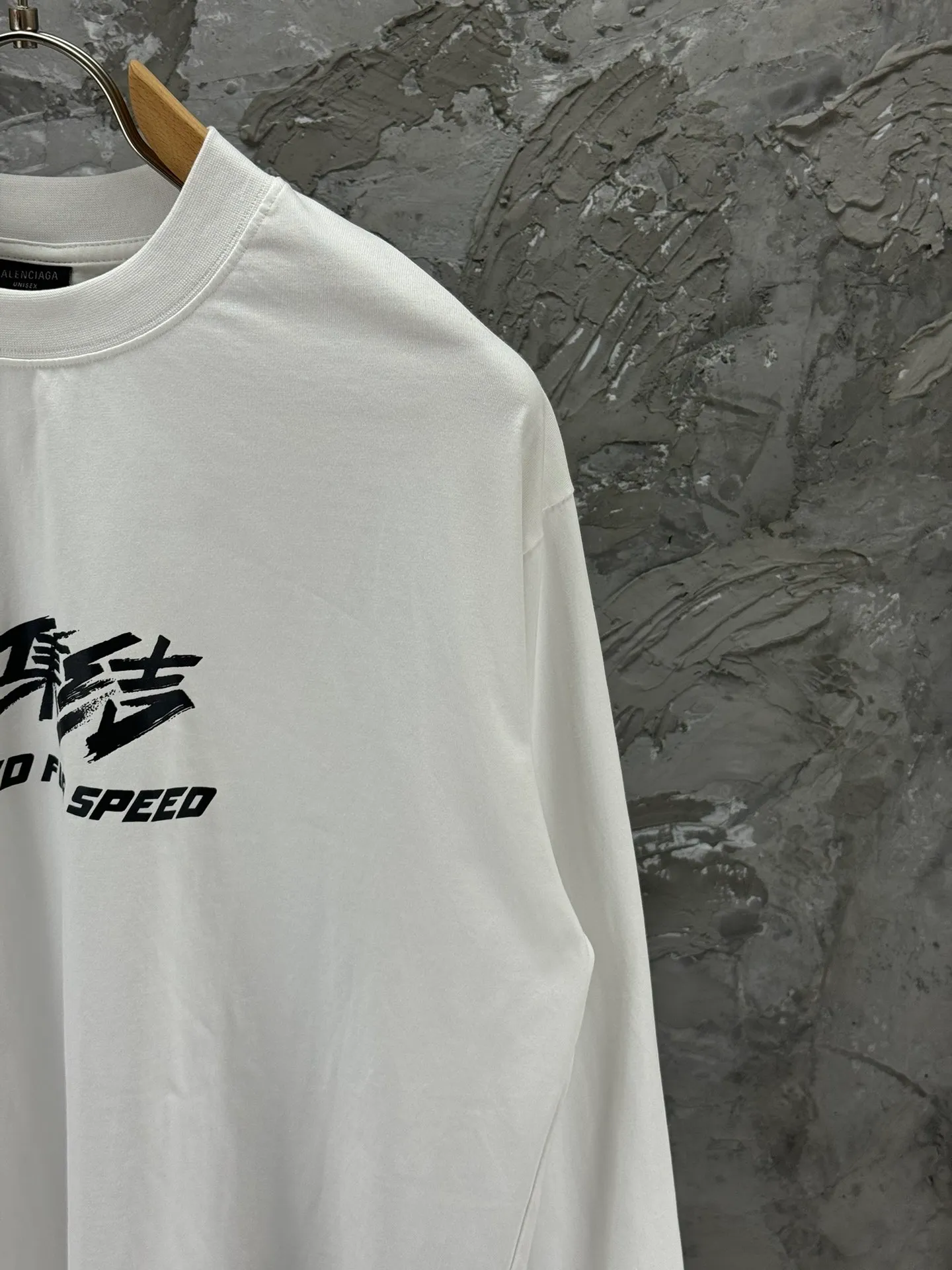 🅿️250 BALENCI*GA Paris ⅹ "Need for Speed: Assemblage" co-branded direct-injection printed long-sleeved fabric uses 280g Paris-specific double yarns with a high weight of 1:1 double yarn rib. The front and rear panels use imported Kornit machine direct-injection printing technology. Two high-temperature setting washes. os dropped shoulders, loose version, same style for men and women -Color: ivory white black -SIZE: XS S M L Style No. 8601#