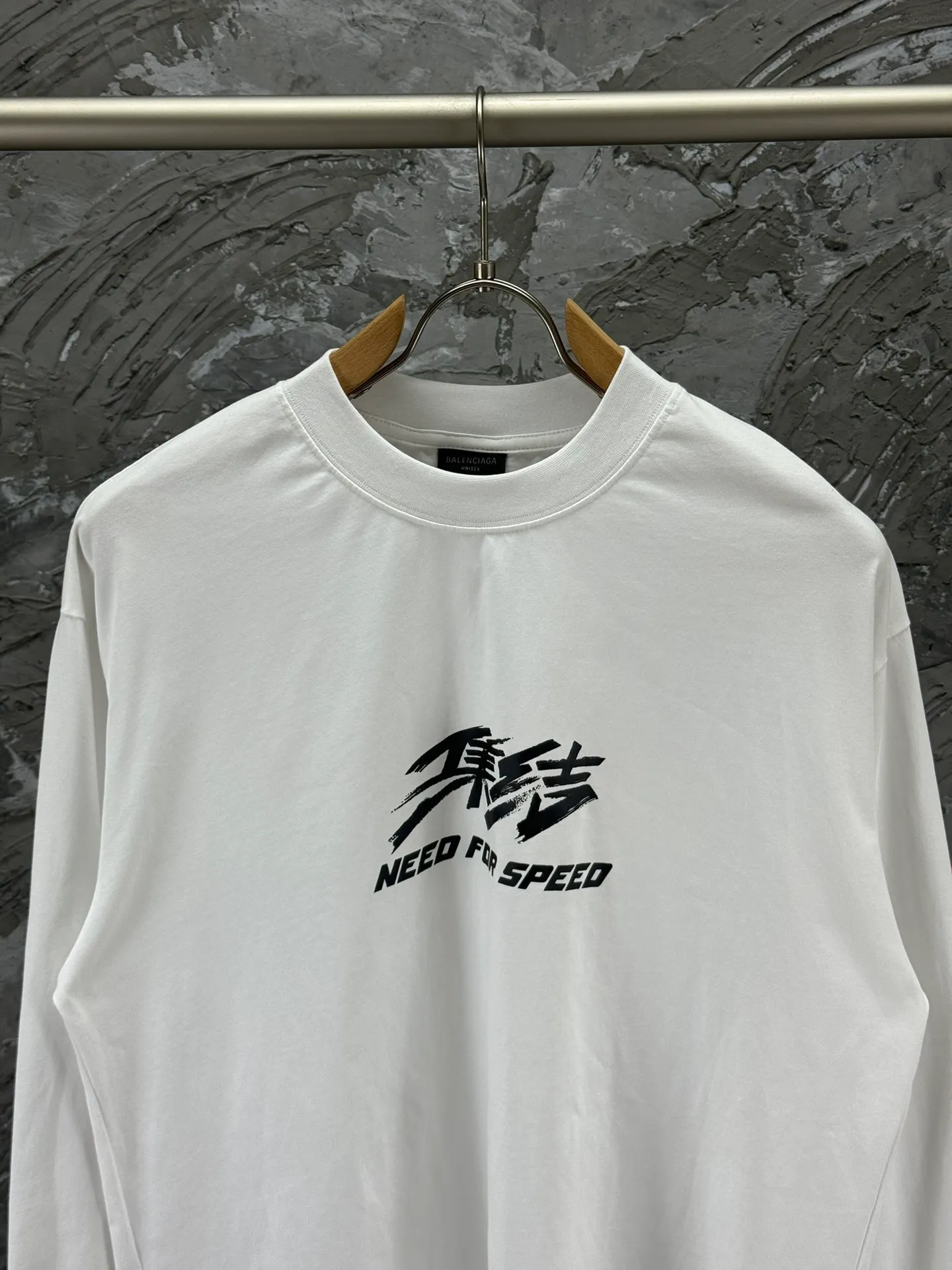 🅿️250 BALENCI*GA Paris ⅹ "Need for Speed: Assemblage" co-branded direct-injection printed long-sleeved fabric uses 280g Paris-specific double yarns with a high weight of 1:1 double yarn rib. The front and rear panels use imported Kornit machine direct-injection printing technology. Two high-temperature setting washes. os dropped shoulders, loose version, same style for men and women -Color: ivory white black -SIZE: XS S M L Style No. 8601#