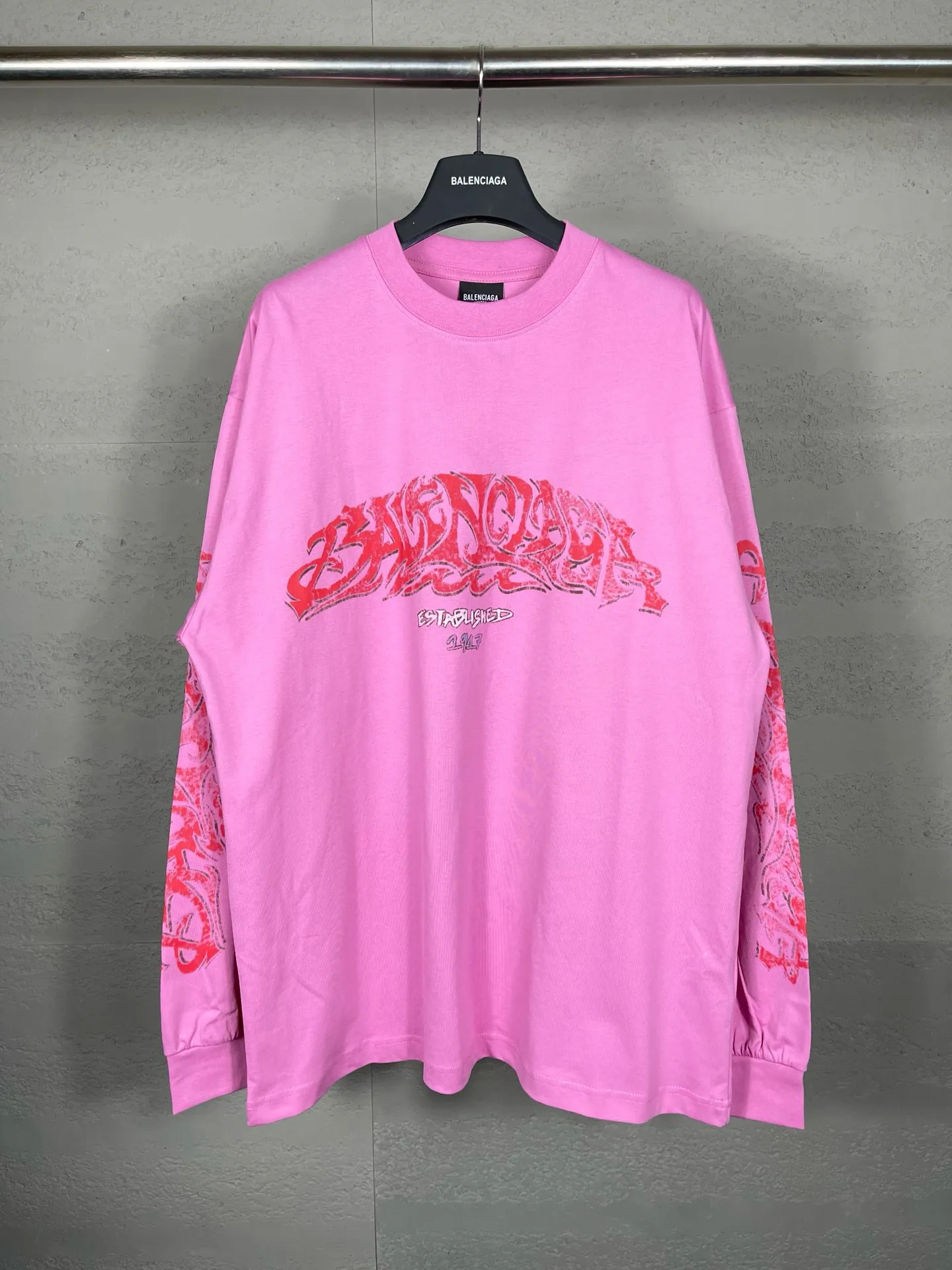🅿️220 real photos [Top version. Official website quality] BALENCI*GA/Paris. 2024 latest flame graffiti direct-printed long-sleeved T-shirt. Brick cabinet synchronization. ⚠️Difference in market currency. YB development. The fabric is made of Paris ZP custom-woven and dyed 100% cotton double yarn compact cotton. The weight is 260 grams, the cloth surface is clean. The cloth pattern is clear, soft and comfortable. The threads are dyed with no color difference. The front and back printing adopts Kornit direct-printing printing pattern and adopts OS loose shoulder-dropping pattern. Same style for men and women. Code: BL225013 Color: dark gray blue, pink. Size: XS S M L