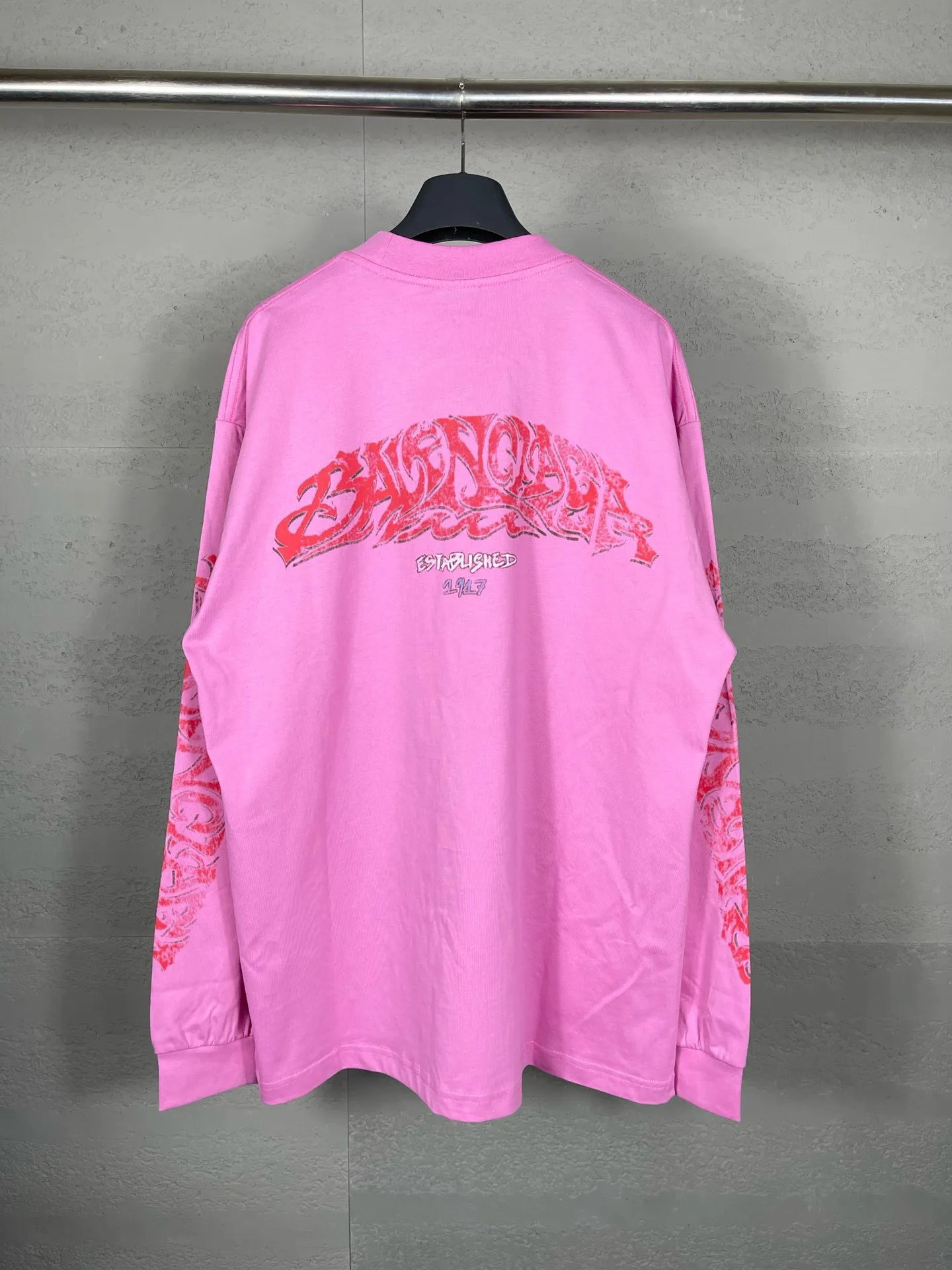 🅿️220 real photos [Top version. Official website quality] BALENCI*GA/Paris. 2024 latest flame graffiti direct-printed long-sleeved T-shirt. Brick cabinet synchronization. ⚠️Difference in market currency. YB development. The fabric is made of Paris ZP custom-woven and dyed 100% cotton double yarn compact cotton. The weight is 260 grams, the cloth surface is clean. The cloth pattern is clear, soft and comfortable. The threads are dyed with no color difference. The front and back printing adopts Kornit direct-printing printing pattern and adopts OS loose shoulder-dropping pattern. Same style for men and women. Code: BL225013 Color: dark gray blue, pink. Size: XS S M L