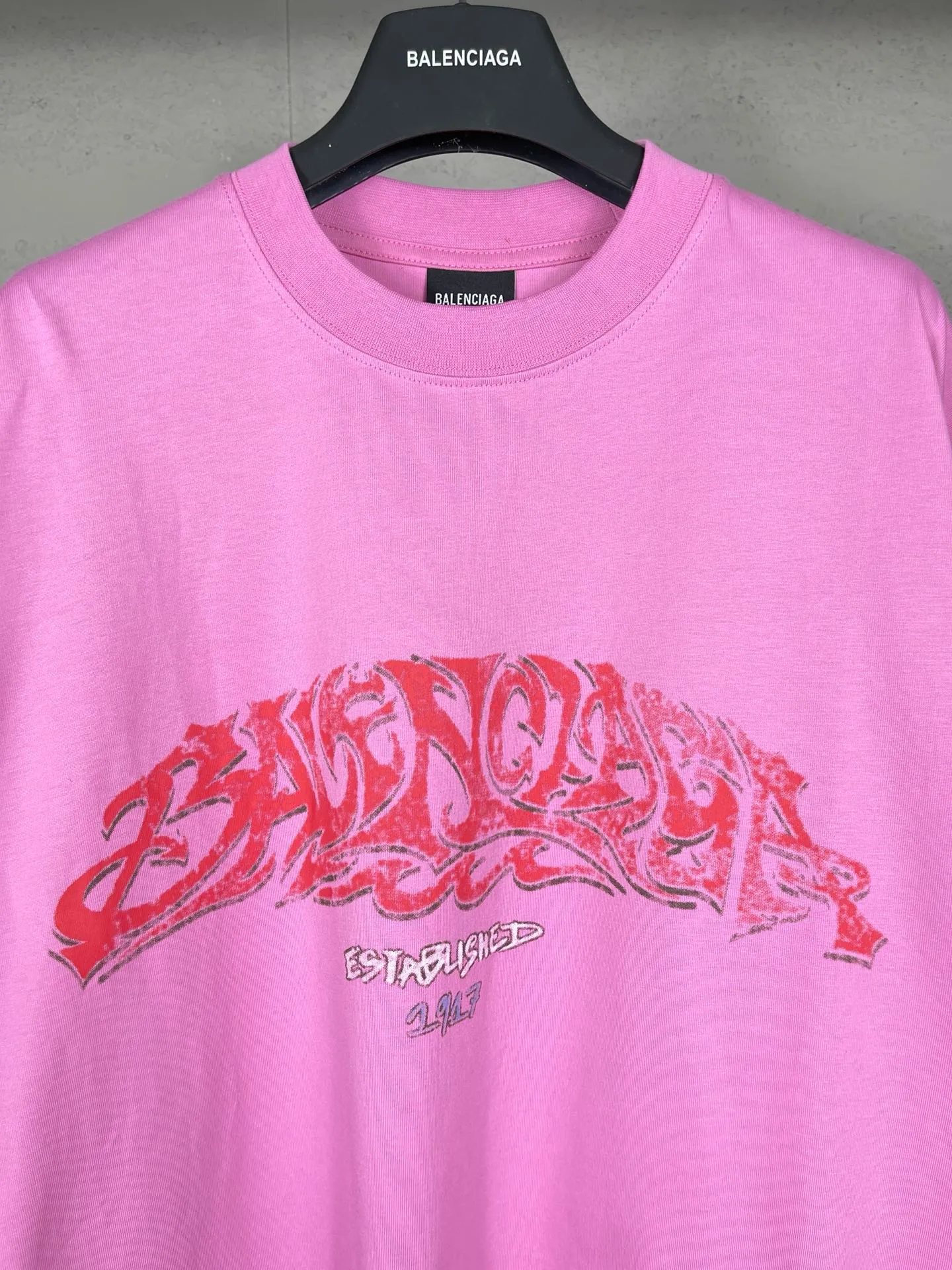 🅿️220 real photos [Top version. Official website quality] BALENCI*GA/Paris. 2024 latest flame graffiti direct-printed long-sleeved T-shirt. Brick cabinet synchronization. ⚠️Difference in market currency. YB development. The fabric is made of Paris ZP custom-woven and dyed 100% cotton double yarn compact cotton. The weight is 260 grams, the cloth surface is clean. The cloth pattern is clear, soft and comfortable. The threads are dyed with no color difference. The front and back printing adopts Kornit direct-printing printing pattern and adopts OS loose shoulder-dropping pattern. Same style for men and women. Code: BL225013 Color: dark gray blue, pink. Size: XS S M L