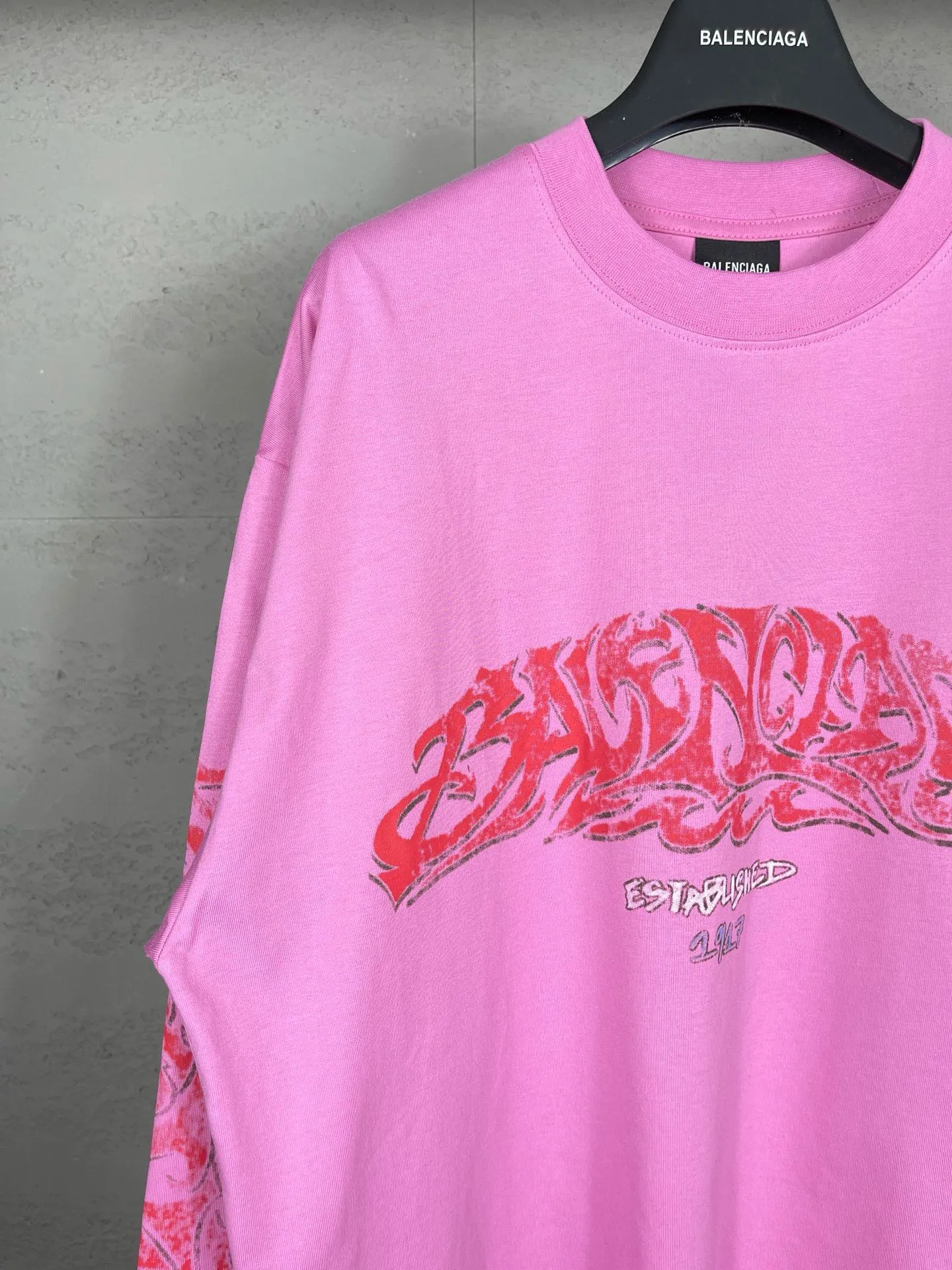 🅿️220 real photos [Top version. Official website quality] BALENCI*GA/Paris. 2024 latest flame graffiti direct-printed long-sleeved T-shirt. Brick cabinet synchronization. ⚠️Difference in market currency. YB development. The fabric is made of Paris ZP custom-woven and dyed 100% cotton double yarn compact cotton. The weight is 260 grams, the cloth surface is clean. The cloth pattern is clear, soft and comfortable. The threads are dyed with no color difference. The front and back printing adopts Kornit direct-printing printing pattern and adopts OS loose shoulder-dropping pattern. Same style for men and women. Code: BL225013 Color: dark gray blue, pink. Size: XS S M L