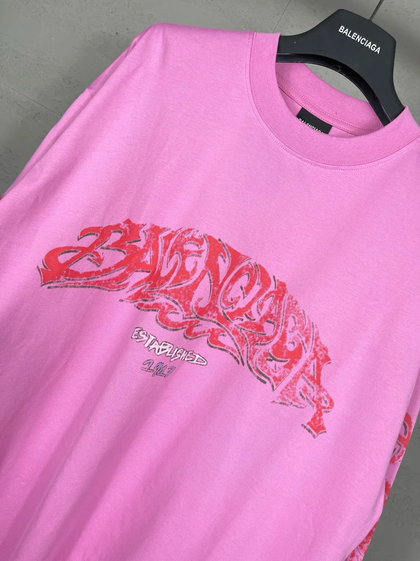 🅿️220 real photos [Top version. Official website quality] BALENCI*GA/Paris. 2024 latest flame graffiti direct-printed long-sleeved T-shirt. Brick cabinet synchronization. ⚠️Difference in market currency. YB development. The fabric is made of Paris ZP custom-woven and dyed 100% cotton double yarn compact cotton. The weight is 260 grams, the cloth surface is clean. The cloth pattern is clear, soft and comfortable. The threads are dyed with no color difference. The front and back printing adopts Kornit direct-printing printing pattern and adopts OS loose shoulder-dropping pattern. Same style for men and women. Code: BL225013 Color: dark gray blue, pink. Size: XS S M L