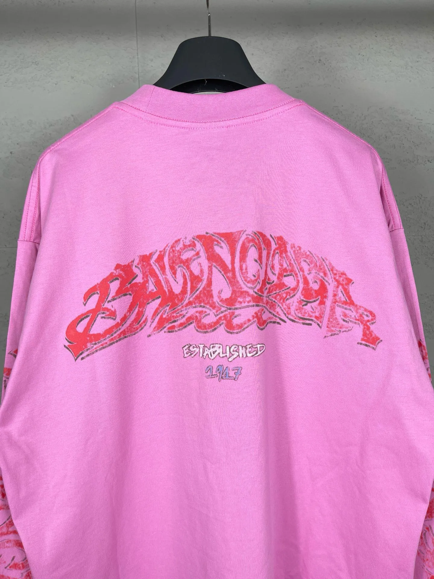 🅿️220 real photos [Top version. Official website quality] BALENCI*GA/Paris. 2024 latest flame graffiti direct-printed long-sleeved T-shirt. Brick cabinet synchronization. ⚠️Difference in market currency. YB development. The fabric is made of Paris ZP custom-woven and dyed 100% cotton double yarn compact cotton. The weight is 260 grams, the cloth surface is clean. The cloth pattern is clear, soft and comfortable. The threads are dyed with no color difference. The front and back printing adopts Kornit direct-printing printing pattern and adopts OS loose shoulder-dropping pattern. Same style for men and women. Code: BL225013 Color: dark gray blue, pink. Size: XS S M L
