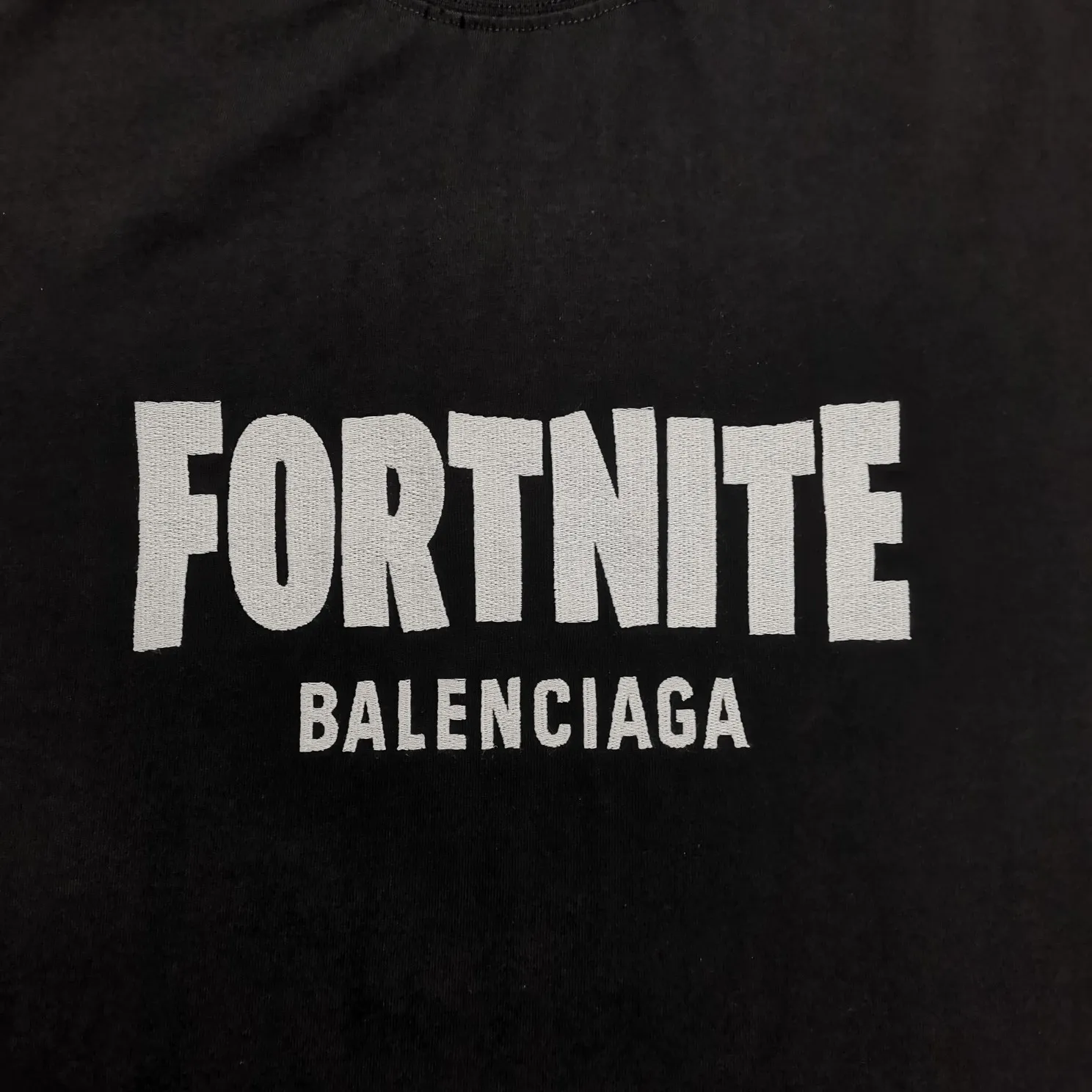 The top tested version of BALENCIAGA FORTNITE Ten Thousand Needle Embroidery for Male and Female Couples is the same pure cotton loose short-sleeved T-shirt. The printing on the front and back all uses 3S cherry blossom thread, and the machine uses Tajima embroidery machine imported from Japan. You can see the accuracy of the embroidery. There are no connecting lines between each letter, and the mold is arranged separately. Each letter/word is a printing group. The thread is cut after being embroidered, and there is absolutely no connecting line to embroider the next group. Therefore, the overall printing is refreshing and clear. The cost is huge, and the front and back printing takes an average of 10 minutes per set. One machine can produce 6 pieces per hour. The fabric is made of 24S 260g double yarn cotton fabric, which is full of drape and has good sweat absorption and breathability. Color: black, red Size: XS-L P:280