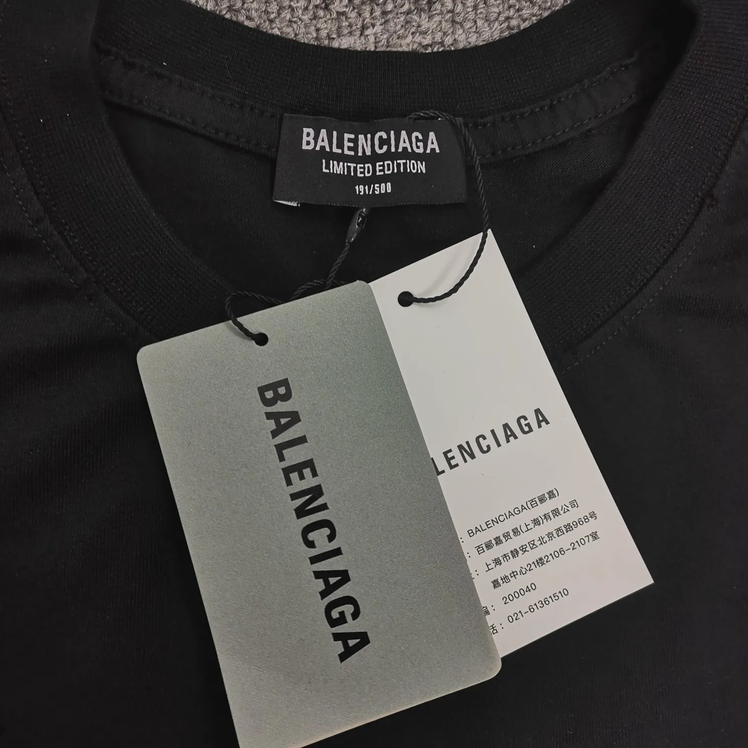 The top tested version of BALENCIAGA FORTNITE Ten Thousand Needle Embroidery for Male and Female Couples is the same pure cotton loose short-sleeved T-shirt. The printing on the front and back all uses 3S cherry blossom thread, and the machine uses Tajima embroidery machine imported from Japan. You can see the accuracy of the embroidery. There are no connecting lines between each letter, and the mold is arranged separately. Each letter/word is a printing group. The thread is cut after being embroidered, and there is absolutely no connecting line to embroider the next group. Therefore, the overall printing is refreshing and clear. The cost is huge, and the front and back printing takes an average of 10 minutes per set. One machine can produce 6 pieces per hour. The fabric is made of 24S 260g double yarn cotton fabric, which is full of drape and has good sweat absorption and breathability. Color: black, red Size: XS-L P:280
