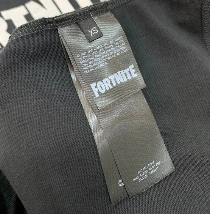 The top tested version of BALENCIAGA FORTNITE Ten Thousand Needle Embroidery for Male and Female Couples is the same pure cotton loose short-sleeved T-shirt. The printing on the front and back all uses 3S cherry blossom thread, and the machine uses Tajima embroidery machine imported from Japan. You can see the accuracy of the embroidery. There are no connecting lines between each letter, and the mold is arranged separately. Each letter/word is a printing group. The thread is cut after being embroidered, and there is absolutely no connecting line to embroider the next group. Therefore, the overall printing is refreshing and clear. The cost is huge, and the front and back printing takes an average of 10 minutes per set. One machine can produce 6 pieces per hour. The fabric is made of 24S 260g double yarn cotton fabric, which is full of drape and has good sweat absorption and breathability. Color: black, red Size: XS-L P:280