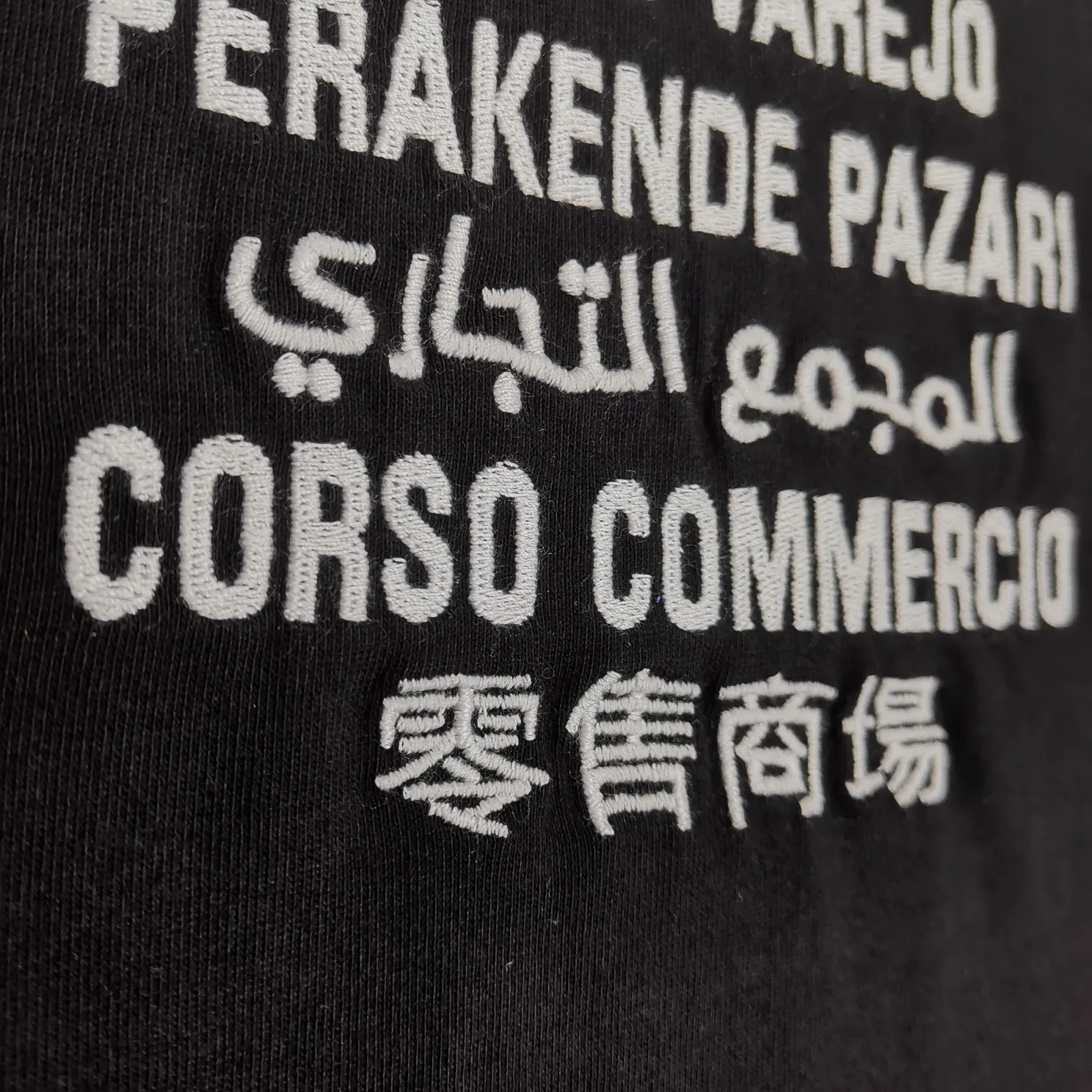 The top tested version of BALENCIAGA FORTNITE Ten Thousand Needle Embroidery for Male and Female Couples is the same pure cotton loose short-sleeved T-shirt. The printing on the front and back all uses 3S cherry blossom thread, and the machine uses Tajima embroidery machine imported from Japan. You can see the accuracy of the embroidery. There are no connecting lines between each letter, and the mold is arranged separately. Each letter/word is a printing group. The thread is cut after being embroidered, and there is absolutely no connecting line to embroider the next group. Therefore, the overall printing is refreshing and clear. The cost is huge, and the front and back printing takes an average of 10 minutes per set. One machine can produce 6 pieces per hour. The fabric is made of 24S 260g double yarn cotton fabric, which is full of drape and has good sweat absorption and breathability. Color: black, red Size: XS-L P:280