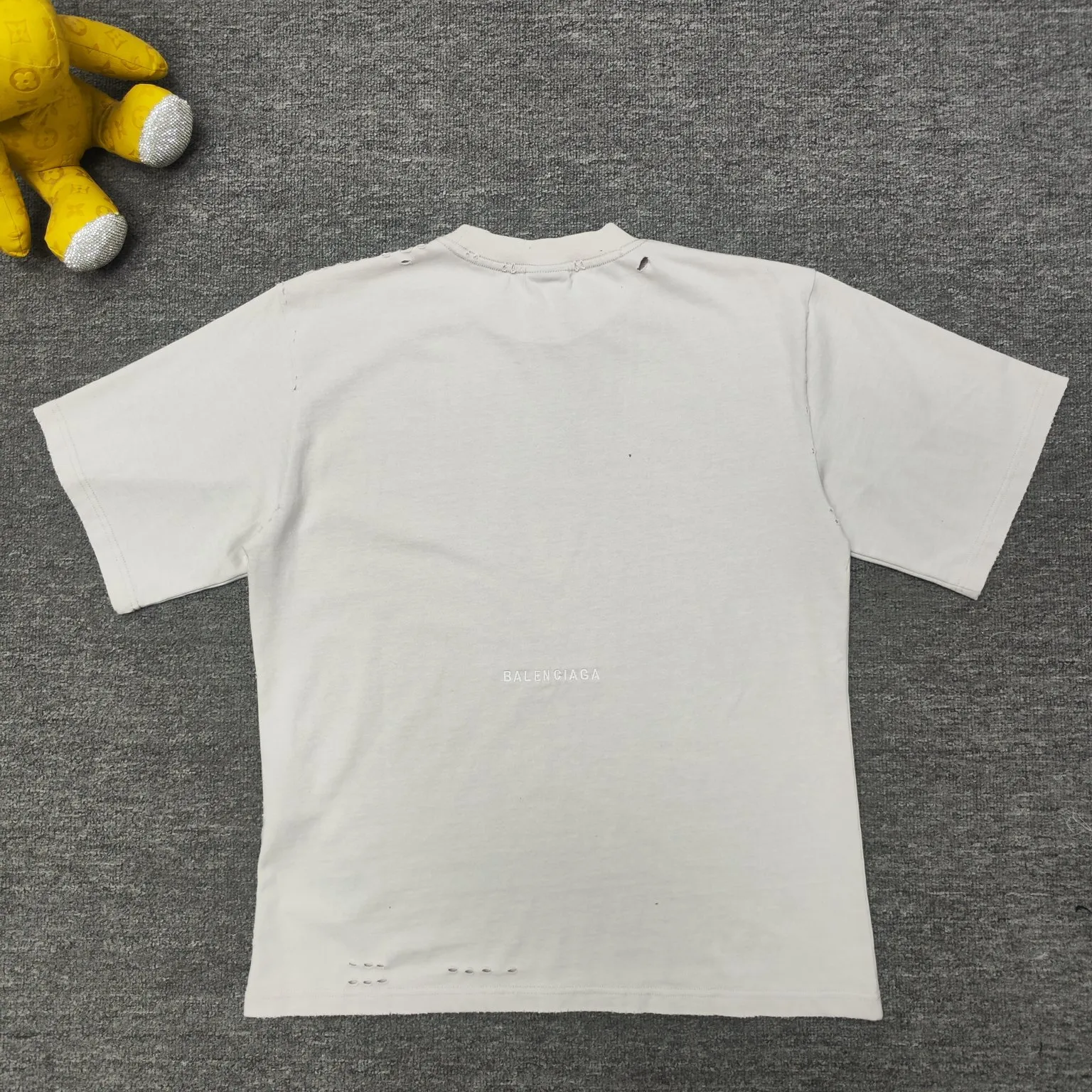 [New] Top version - BALENCIAGA - Statue of Liberty printed short-sleeved T-shirt. The original development of custom-woven fabric technology and washing treatment. High-gram weight 300-gram fabric, full texture, clean cloth surface, soft and comfortable. Solona thread dyeing has no color difference. The fabric uses a plain weave structure made of thicker yarns and has a retro style. Plain weave is a basic fabric structure characterized by frequent interweaving of warp and weft yarns. The fabric has a smooth appearance, clear texture, and a relatively light feel. Ready-to-wear garments are generally washable and comfortable to wear. The front is decorated with the Statue of Liberty. Printing process The Statue of Liberty National Monument, also known as Liberty Enlightening the World, is located on Liberty Island, New York, USA. On the occasion of the 100th anniversary of the founding of the United States, France presented a statue representing freedom. The underside of the statue is transformed into a Paris letter print, which is very symbolic. The design language of Balenciaga has a profound meaning. Graffiti prints are handsome and full of style. Washed and worn hole crafts os drop shoulders and loose version. Same style for men and women. Color: active white black. Size: XS-L P:300