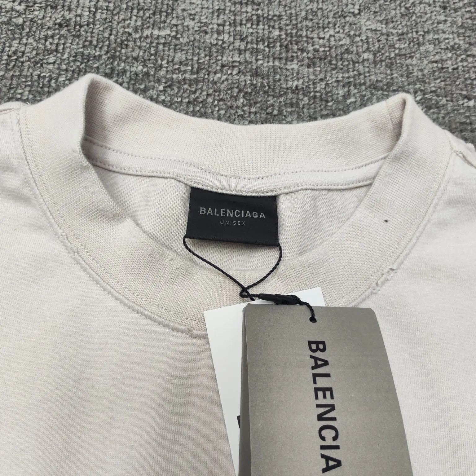 [New] Top version - BALENCIAGA - Statue of Liberty printed short-sleeved T-shirt. The original development of custom-woven fabric technology and washing treatment. High-gram weight 300-gram fabric, full texture, clean cloth surface, soft and comfortable. Solona thread dyeing has no color difference. The fabric uses a plain weave structure made of thicker yarns and has a retro style. Plain weave is a basic fabric structure characterized by frequent interweaving of warp and weft yarns. The fabric has a smooth appearance, clear texture, and a relatively light feel. Ready-to-wear garments are generally washable and comfortable to wear. The front is decorated with the Statue of Liberty. Printing process The Statue of Liberty National Monument, also known as Liberty Enlightening the World, is located on Liberty Island, New York, USA. On the occasion of the 100th anniversary of the founding of the United States, France presented a statue representing freedom. The underside of the statue is transformed into a Paris letter print, which is very symbolic. The design language of Balenciaga has a profound meaning. Graffiti prints are handsome and full of style. Washed and worn hole crafts os drop shoulders and loose version. Same style for men and women. Color: active white black. Size: XS-L P:300