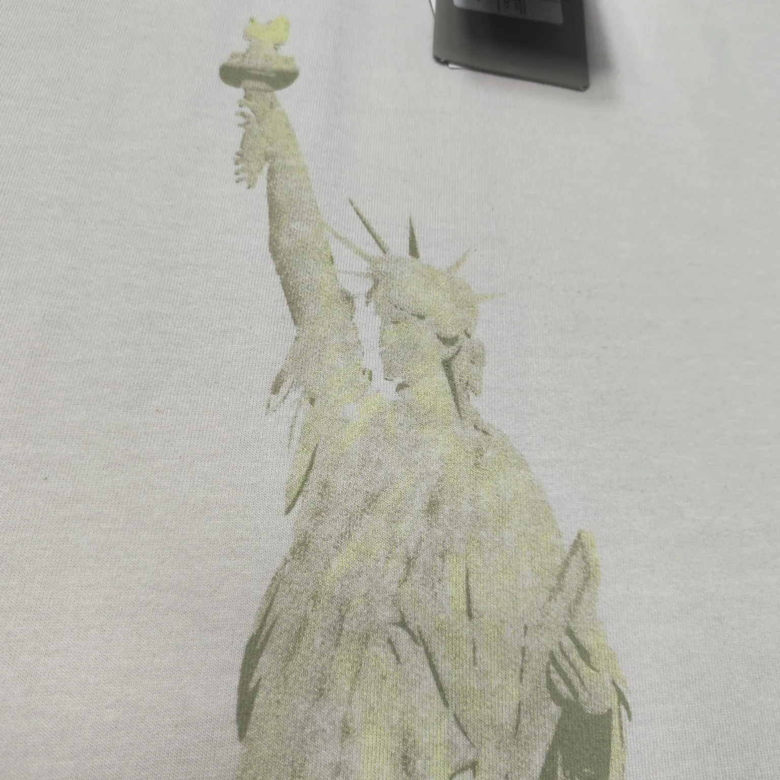 [New] Top version - BALENCIAGA - Statue of Liberty printed short-sleeved T-shirt. The original development of custom-woven fabric technology and washing treatment. High-gram weight 300-gram fabric, full texture, clean cloth surface, soft and comfortable. Solona thread dyeing has no color difference. The fabric uses a plain weave structure made of thicker yarns and has a retro style. Plain weave is a basic fabric structure characterized by frequent interweaving of warp and weft yarns. The fabric has a smooth appearance, clear texture, and a relatively light feel. Ready-to-wear garments are generally washable and comfortable to wear. The front is decorated with the Statue of Liberty. Printing process The Statue of Liberty National Monument, also known as Liberty Enlightening the World, is located on Liberty Island, New York, USA. On the occasion of the 100th anniversary of the founding of the United States, France presented a statue representing freedom. The underside of the statue is transformed into a Paris letter print, which is very symbolic. The design language of Balenciaga has a profound meaning. Graffiti prints are handsome and full of style. Washed and worn hole crafts os drop shoulders and loose version. Same style for men and women. Color: active white black. Size: XS-L P:300