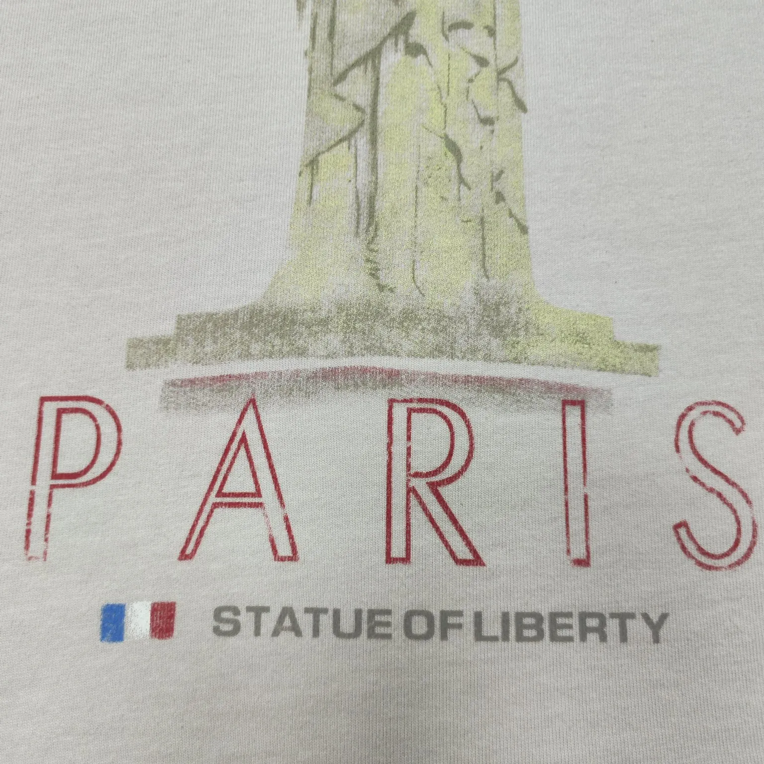[New] Top version - BALENCIAGA - Statue of Liberty printed short-sleeved T-shirt. The original development of custom-woven fabric technology and washing treatment. High-gram weight 300-gram fabric, full texture, clean cloth surface, soft and comfortable. Solona thread dyeing has no color difference. The fabric uses a plain weave structure made of thicker yarns and has a retro style. Plain weave is a basic fabric structure characterized by frequent interweaving of warp and weft yarns. The fabric has a smooth appearance, clear texture, and a relatively light feel. Ready-to-wear garments are generally washable and comfortable to wear. The front is decorated with the Statue of Liberty. Printing process The Statue of Liberty National Monument, also known as Liberty Enlightening the World, is located on Liberty Island, New York, USA. On the occasion of the 100th anniversary of the founding of the United States, France presented a statue representing freedom. The underside of the statue is transformed into a Paris letter print, which is very symbolic. The design language of Balenciaga has a profound meaning. Graffiti prints are handsome and full of style. Washed and worn hole crafts os drop shoulders and loose version. Same style for men and women. Color: active white black. Size: XS-L P:300