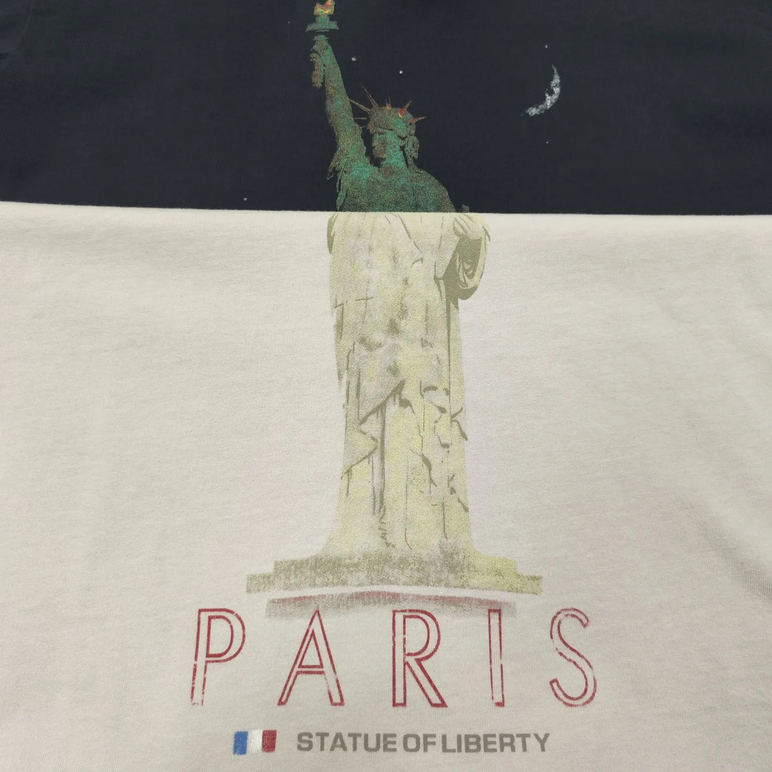 [New] Top version - BALENCIAGA - Statue of Liberty printed short-sleeved T-shirt. The original development of custom-woven fabric technology and washing treatment. High-gram weight 300-gram fabric, full texture, clean cloth surface, soft and comfortable. Solona thread dyeing has no color difference. The fabric uses a plain weave structure made of thicker yarns and has a retro style. Plain weave is a basic fabric structure characterized by frequent interweaving of warp and weft yarns. The fabric has a smooth appearance, clear texture, and a relatively light feel. Ready-to-wear garments are generally washable and comfortable to wear. The front is decorated with the Statue of Liberty. Printing process The Statue of Liberty National Monument, also known as Liberty Enlightening the World, is located on Liberty Island, New York, USA. On the occasion of the 100th anniversary of the founding of the United States, France presented a statue representing freedom. The underside of the statue is transformed into a Paris letter print, which is very symbolic. The design language of Balenciaga has a profound meaning. Graffiti prints are handsome and full of style. Washed and worn hole crafts os drop shoulders and loose version. Same style for men and women. Color: active white black. Size: XS-L P:300