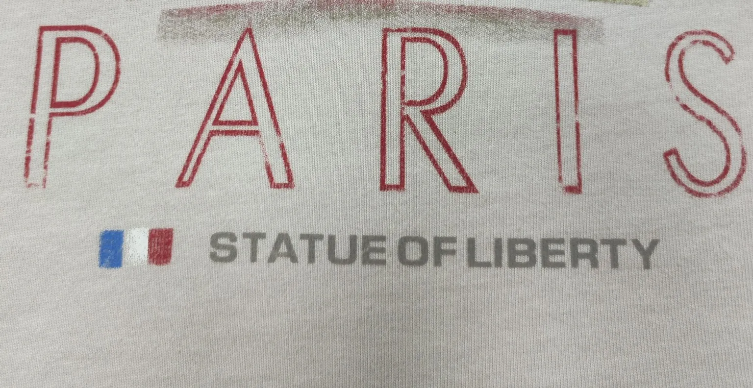 [New] Top version - BALENCIAGA - Statue of Liberty printed short-sleeved T-shirt. The original development of custom-woven fabric technology and washing treatment. High-gram weight 300-gram fabric, full texture, clean cloth surface, soft and comfortable. Solona thread dyeing has no color difference. The fabric uses a plain weave structure made of thicker yarns and has a retro style. Plain weave is a basic fabric structure characterized by frequent interweaving of warp and weft yarns. The fabric has a smooth appearance, clear texture, and a relatively light feel. Ready-to-wear garments are generally washable and comfortable to wear. The front is decorated with the Statue of Liberty. Printing process The Statue of Liberty National Monument, also known as Liberty Enlightening the World, is located on Liberty Island, New York, USA. On the occasion of the 100th anniversary of the founding of the United States, France presented a statue representing freedom. The underside of the statue is transformed into a Paris letter print, which is very symbolic. The design language of Balenciaga has a profound meaning. Graffiti prints are handsome and full of style. Washed and worn hole crafts os drop shoulders and loose version. Same style for men and women. Color: active white black. Size: XS-L P:300