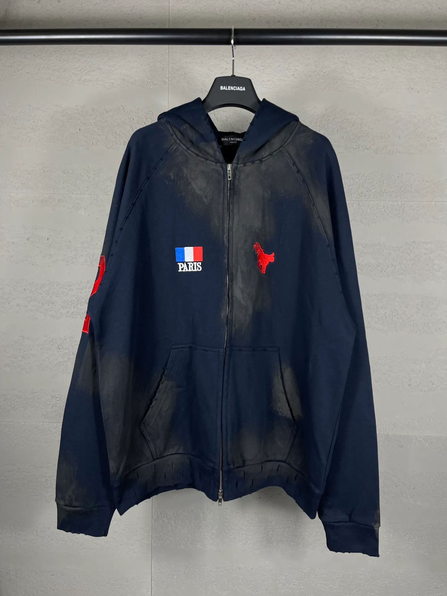 🅿️416 Real photos [Top version. Official website quality] BALENCI*GA/Paris. New model, 22 Mustang polo embroidery, flag zipper hooded jacket, ready-to-wear frayed hand-painted overweight craftsmanship, embroidery using imported machine embroidery, high-density embroidery, pattern and logo more three-dimensional. The back is printed with imported glue. The finished product is hand-polished and hand-painted. The autumn and winter brick cabinets are synchronized. The fabric is made of Paris ZP custom-woven and dyed cotton double-yarn large parka. The net weight is 450 grams. The cloth surface is clean. The cloth pattern is clear, soft and comfortable. The threads are dyed with no color difference. Restored brick cabinets. The version adopts OS loose shoulder design. Same style for men and women. Code: BL238063 Color: Dark Blue Size: XS S M L
