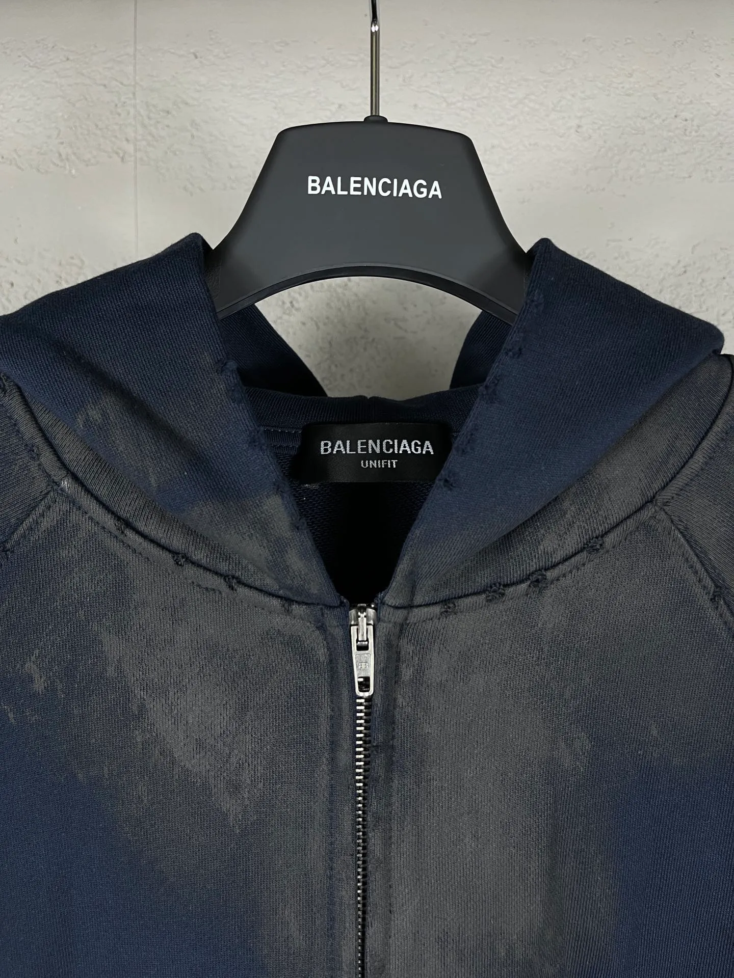 🅿️416 Real photos [Top version. Official website quality] BALENCI*GA/Paris. New model, 22 Mustang polo embroidery, flag zipper hooded jacket, ready-to-wear frayed hand-painted overweight craftsmanship, embroidery using imported machine embroidery, high-density embroidery, pattern and logo more three-dimensional. The back is printed with imported glue. The finished product is hand-polished and hand-painted. The autumn and winter brick cabinets are synchronized. The fabric is made of Paris ZP custom-woven and dyed cotton double-yarn large parka. The net weight is 450 grams. The cloth surface is clean. The cloth pattern is clear, soft and comfortable. The threads are dyed with no color difference. Restored brick cabinets. The version adopts OS loose shoulder design. Same style for men and women. Code: BL238063 Color: Dark Blue Size: XS S M L