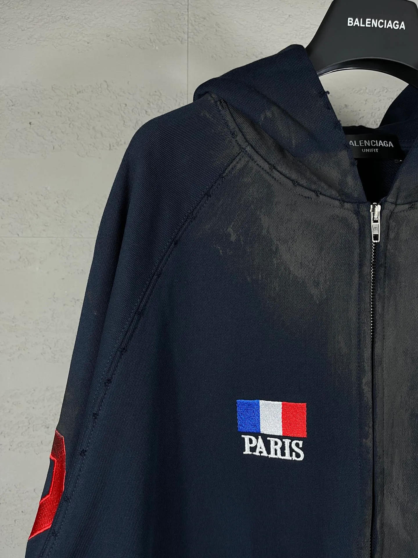 🅿️416 Real photos [Top version. Official website quality] BALENCI*GA/Paris. New model, 22 Mustang polo embroidery, flag zipper hooded jacket, ready-to-wear frayed hand-painted overweight craftsmanship, embroidery using imported machine embroidery, high-density embroidery, pattern and logo more three-dimensional. The back is printed with imported glue. The finished product is hand-polished and hand-painted. The autumn and winter brick cabinets are synchronized. The fabric is made of Paris ZP custom-woven and dyed cotton double-yarn large parka. The net weight is 450 grams. The cloth surface is clean. The cloth pattern is clear, soft and comfortable. The threads are dyed with no color difference. Restored brick cabinets. The version adopts OS loose shoulder design. Same style for men and women. Code: BL238063 Color: Dark Blue Size: XS S M L