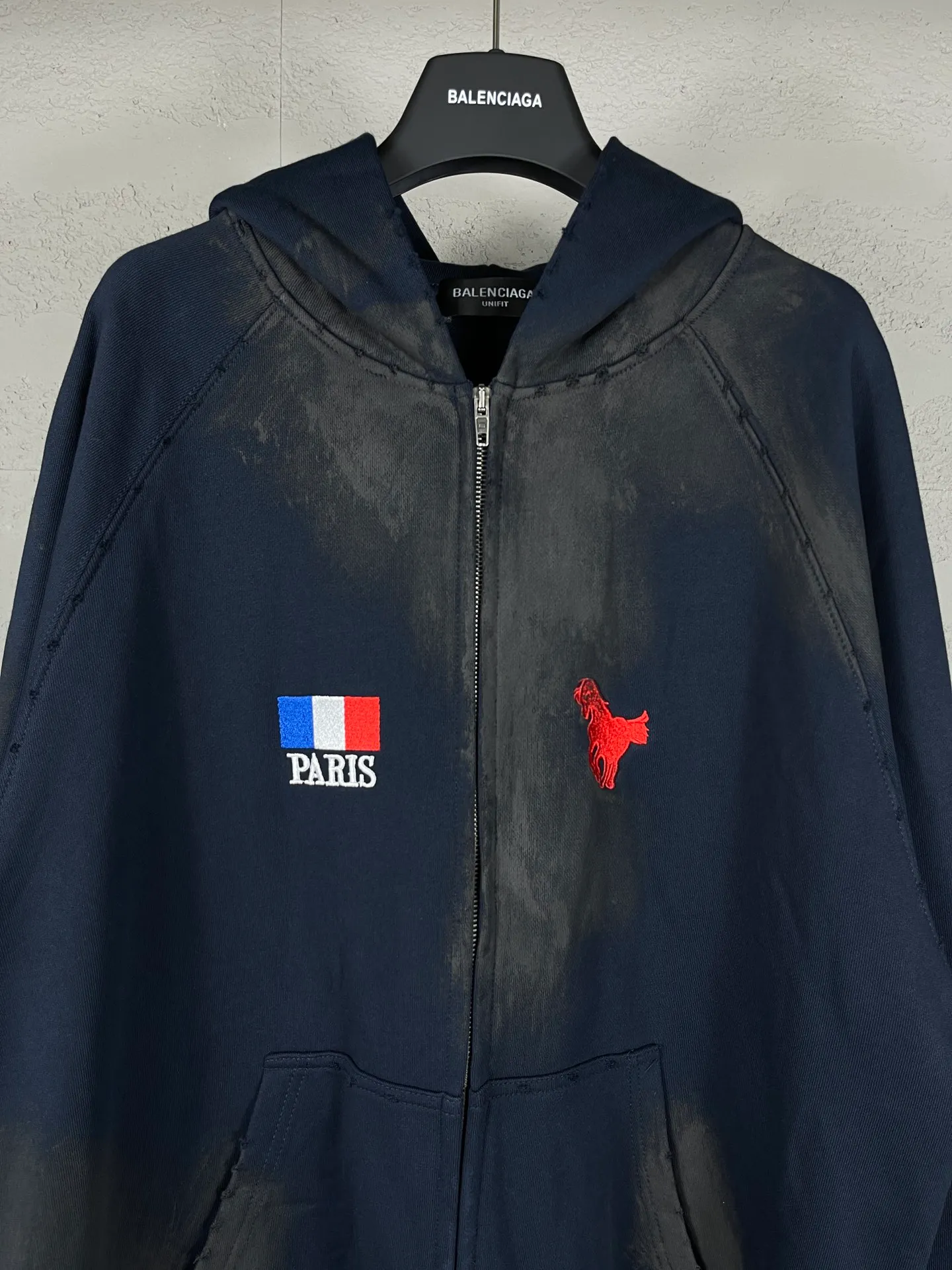 🅿️416 Real photos [Top version. Official website quality] BALENCI*GA/Paris. New model, 22 Mustang polo embroidery, flag zipper hooded jacket, ready-to-wear frayed hand-painted overweight craftsmanship, embroidery using imported machine embroidery, high-density embroidery, pattern and logo more three-dimensional. The back is printed with imported glue. The finished product is hand-polished and hand-painted. The autumn and winter brick cabinets are synchronized. The fabric is made of Paris ZP custom-woven and dyed cotton double-yarn large parka. The net weight is 450 grams. The cloth surface is clean. The cloth pattern is clear, soft and comfortable. The threads are dyed with no color difference. Restored brick cabinets. The version adopts OS loose shoulder design. Same style for men and women. Code: BL238063 Color: Dark Blue Size: XS S M L