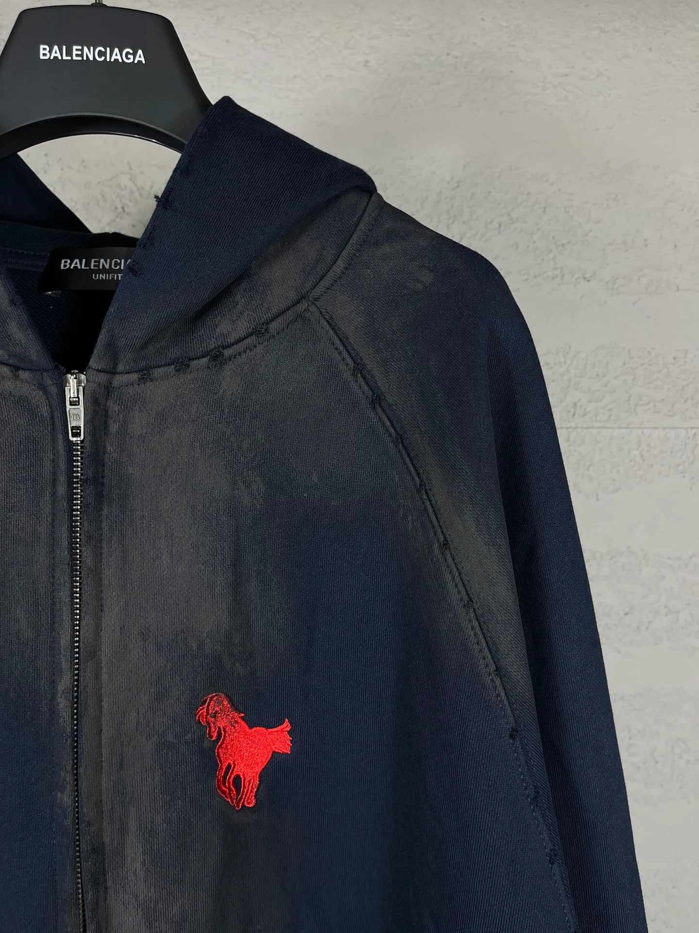 🅿️416 Real photos [Top version. Official website quality] BALENCI*GA/Paris. New model, 22 Mustang polo embroidery, flag zipper hooded jacket, ready-to-wear frayed hand-painted overweight craftsmanship, embroidery using imported machine embroidery, high-density embroidery, pattern and logo more three-dimensional. The back is printed with imported glue. The finished product is hand-polished and hand-painted. The autumn and winter brick cabinets are synchronized. The fabric is made of Paris ZP custom-woven and dyed cotton double-yarn large parka. The net weight is 450 grams. The cloth surface is clean. The cloth pattern is clear, soft and comfortable. The threads are dyed with no color difference. Restored brick cabinets. The version adopts OS loose shoulder design. Same style for men and women. Code: BL238063 Color: Dark Blue Size: XS S M L
