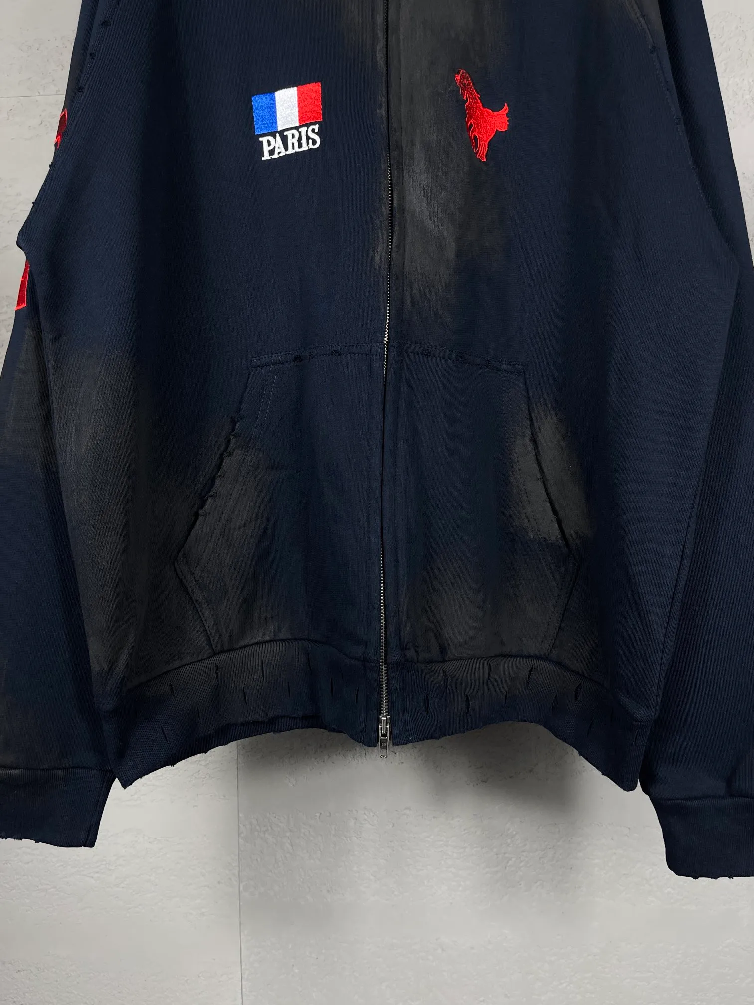 🅿️416 Real photos [Top version. Official website quality] BALENCI*GA/Paris. New model, 22 Mustang polo embroidery, flag zipper hooded jacket, ready-to-wear frayed hand-painted overweight craftsmanship, embroidery using imported machine embroidery, high-density embroidery, pattern and logo more three-dimensional. The back is printed with imported glue. The finished product is hand-polished and hand-painted. The autumn and winter brick cabinets are synchronized. The fabric is made of Paris ZP custom-woven and dyed cotton double-yarn large parka. The net weight is 450 grams. The cloth surface is clean. The cloth pattern is clear, soft and comfortable. The threads are dyed with no color difference. Restored brick cabinets. The version adopts OS loose shoulder design. Same style for men and women. Code: BL238063 Color: Dark Blue Size: XS S M L