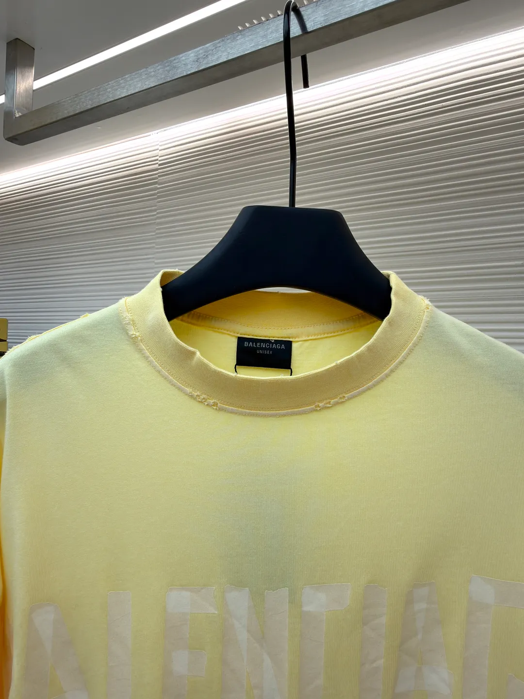 Balenciaga Masking Tape Short Sleeves ●Authentic product: Purchased and developed by 7209 ●Item No.: 1680955-A35 ●Fabric: Ribbed process ●Technology: Washed and brushed ●Version: Fitted version ●Weight: about 270 grams ●Size: 1-2-3-4 ●Description: The sleeves and hem are worn with a frayed effect. The inner lining is clean, no ends, no excess edges, the shoulders are frayed, and the stitching is straight. Three-needle and five-thread craftsmanship. The shoulders are lined with taping. The fabric is made of distressed washed and brushed technology. The collar is designed with frayed holes. The ribbed fabric is custom-woven and dyed. The color is consistent and there is no color difference. Masking tape letters are used on the chest. The overall process of heavy craftsmanship. The washed fabric is comfortable and soft. The effect is worn and washed. The letters on the back are manually counter-positioned and shaped with a hot plate for glue printing. The overall wiring is straight and delicate, the fabric is comfortable and soft, and the color is consistent without color difference. It can be matched with the same style to create a fashionable look and control various occasions. Customized accessories, complete with three standards, same style for men and women!