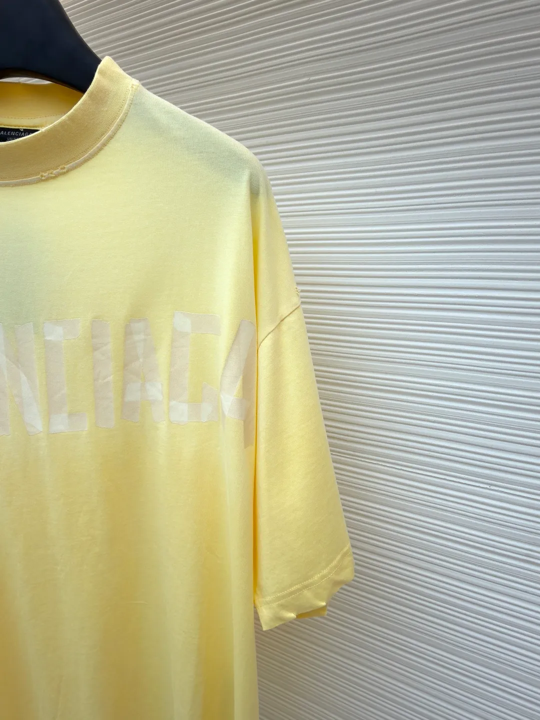Balenciaga Masking Tape Short Sleeves ●Authentic product: Purchased and developed by 7209 ●Item No.: 1680955-A35 ●Fabric: Ribbed process ●Technology: Washed and brushed ●Version: Fitted version ●Weight: about 270 grams ●Size: 1-2-3-4 ●Description: The sleeves and hem are worn with a frayed effect. The inner lining is clean, no ends, no excess edges, the shoulders are frayed, and the stitching is straight. Three-needle and five-thread craftsmanship. The shoulders are lined with taping. The fabric is made of distressed washed and brushed technology. The collar is designed with frayed holes. The ribbed fabric is custom-woven and dyed. The color is consistent and there is no color difference. Masking tape letters are used on the chest. The overall process of heavy craftsmanship. The washed fabric is comfortable and soft. The effect is worn and washed. The letters on the back are manually counter-positioned and shaped with a hot plate for glue printing. The overall wiring is straight and delicate, the fabric is comfortable and soft, and the color is consistent without color difference. It can be matched with the same style to create a fashionable look and control various occasions. Customized accessories, complete with three standards, same style for men and women!