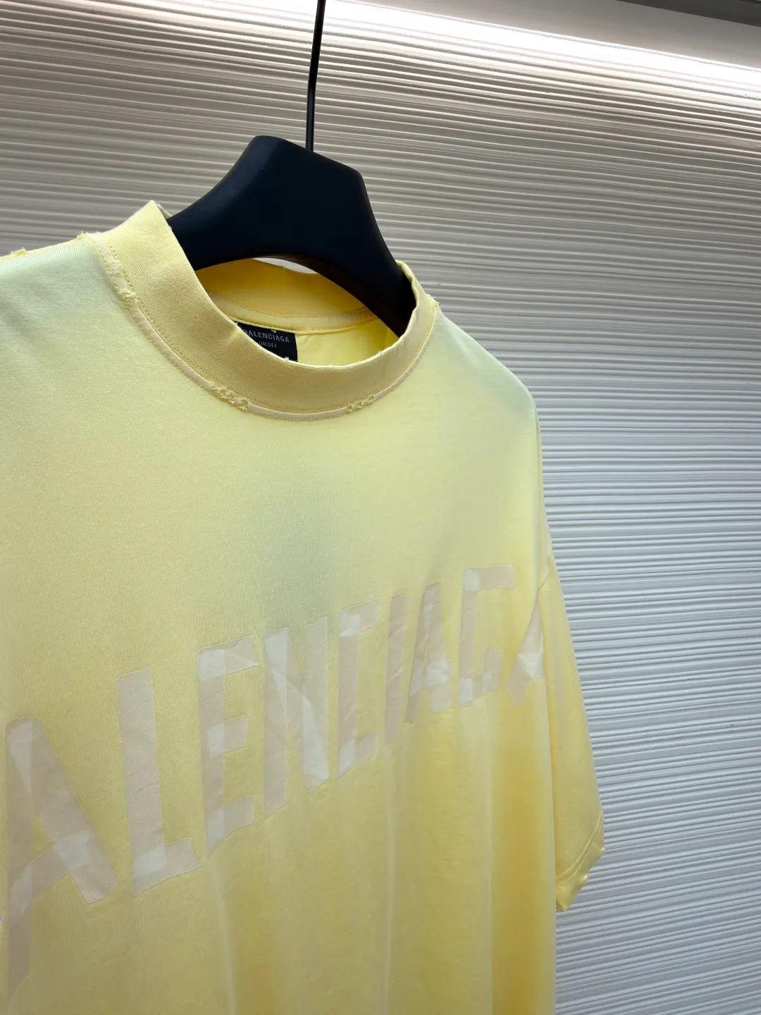 Balenciaga Masking Tape Short Sleeves ●Authentic product: Purchased and developed by 7209 ●Item No.: 1680955-A35 ●Fabric: Ribbed process ●Technology: Washed and brushed ●Version: Fitted version ●Weight: about 270 grams ●Size: 1-2-3-4 ●Description: The sleeves and hem are worn with a frayed effect. The inner lining is clean, no ends, no excess edges, the shoulders are frayed, and the stitching is straight. Three-needle and five-thread craftsmanship. The shoulders are lined with taping. The fabric is made of distressed washed and brushed technology. The collar is designed with frayed holes. The ribbed fabric is custom-woven and dyed. The color is consistent and there is no color difference. Masking tape letters are used on the chest. The overall process of heavy craftsmanship. The washed fabric is comfortable and soft. The effect is worn and washed. The letters on the back are manually counter-positioned and shaped with a hot plate for glue printing. The overall wiring is straight and delicate, the fabric is comfortable and soft, and the color is consistent without color difference. It can be matched with the same style to create a fashionable look and control various occasions. Customized accessories, complete with three standards, same style for men and women!