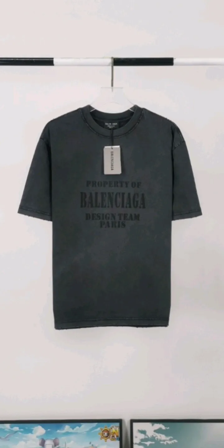 Real shot of the video————The top tested version BALENCIAGA’s new design team prints the same style short-sleeved T-shirts for male and female couples stars. It uses high-coverage screen water slurry technology, and is printed after washing. Ready-made garments are washed, fried snowflakes and sanded. The scrap rate is very high. Full of craftsmanship. 32S 280g double-ply double yarn pure cotton fabric. Ready-made garments are shaped and washed! Full of drape. Accessories: Butter paper with logo, three-label synchronous official website Size: XS-L Color: Washed black P:280