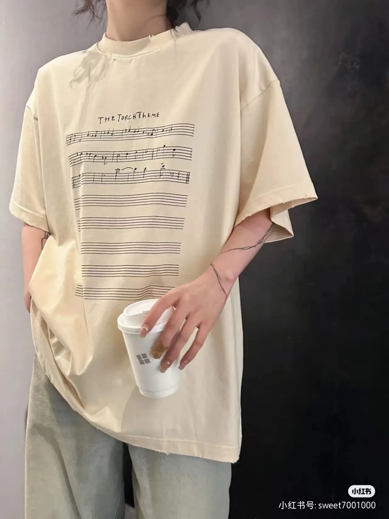 🎀Hot model pictures🎀[Updated] Top tested version - BALENCIAGA - Balenciaga 2024 limited edition musical note short-sleeved T-shirt. angelo badalamenti music special. Original development of custom-woven fabric process, washing process, high gram weight 300 grams of fabric, full texture, clean cloth surface, soft and comfortable. Solona thread dyeing without color difference, front and rear musical note printing, standard printing fraying process, highlighting the craftsmanship of short sleeves Precision mesh production stencil, imported environmentally friendly slurry scraping, letters clearly restored, letter spacing, size consistent with the original version, Os drop shoulder loose version, spring and summer latest brick cabinet synchronization, same style for men and women, color: apricot, size: XS to L, P: 260