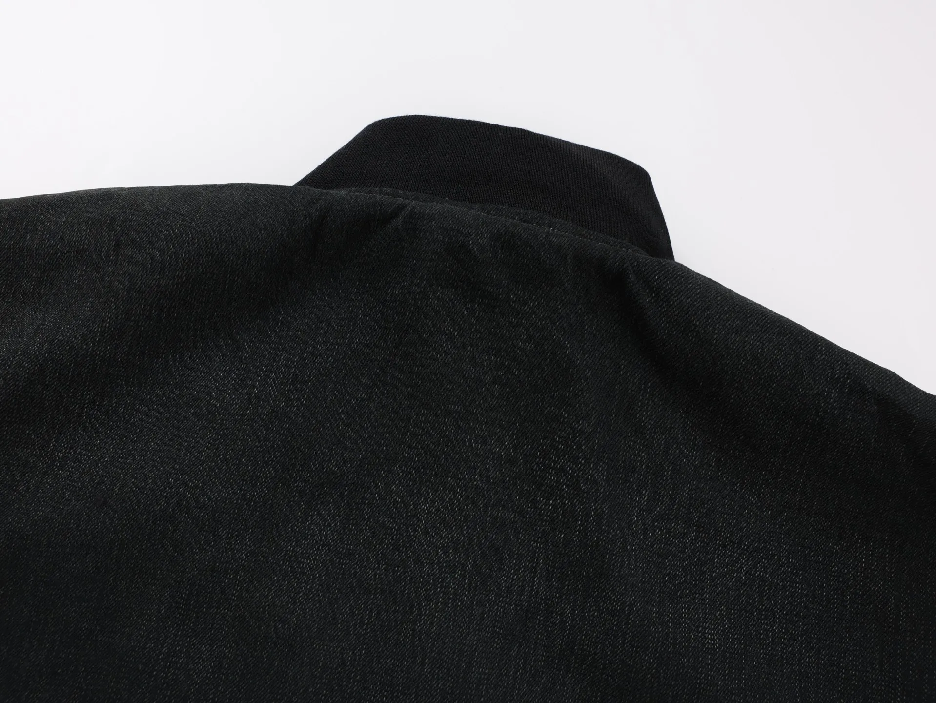 🅿️1220 [Exclusive supply] BLCG 25FW show style mud-dyed denim cotton jacket. The fabric is made of 100% pure cotton denim fabric. This denim fabric itself is thick. After multiple processes, the texture is also soft and comfortable. The denim fabric also has good wear resistance and durability‌ The dark green oxidized wash effect is created through the washing and fading process. The inner filling is the same 3000D Xinjiang cotton as the original and matched with 1400D needle cotton. Because it is a unique combination of ingredients, it must be customized separately. It requires a minimum order quantity of nearly 100 rolls before it is made in the factory. It is exclusive to the entire network. Size:XS/S/M/L