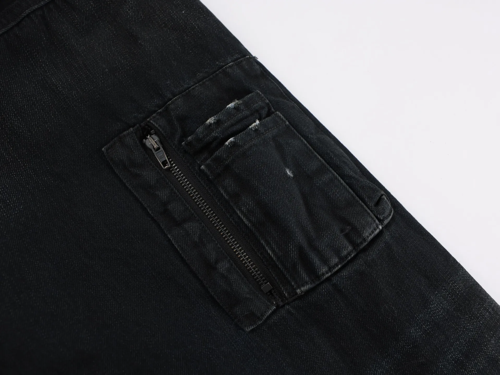 🅿️1220 [Exclusive supply] BLCG 25FW show style mud-dyed denim cotton jacket. The fabric is made of 100% pure cotton denim fabric. This denim fabric itself is thick. After multiple processes, the texture is also soft and comfortable. The denim fabric also has good wear resistance and durability‌ The dark green oxidized wash effect is created through the washing and fading process. The inner filling is the same 3000D Xinjiang cotton as the original and matched with 1400D needle cotton. Because it is a unique combination of ingredients, it must be customized separately. It requires a minimum order quantity of nearly 100 rolls before it is made in the factory. It is exclusive to the entire network. Size:XS/S/M/L
