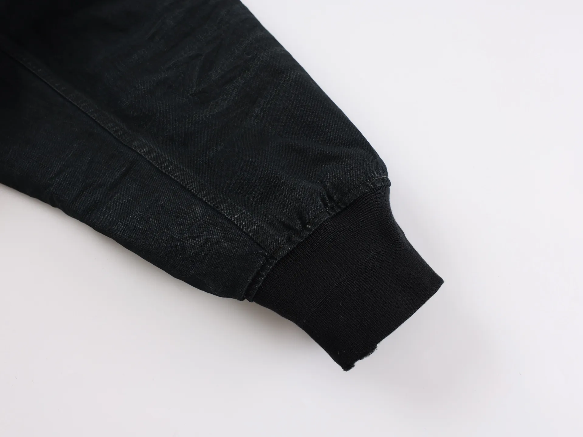 🅿️1220 [Exclusive supply] BLCG 25FW show style mud-dyed denim cotton jacket. The fabric is made of 100% pure cotton denim fabric. This denim fabric itself is thick. After multiple processes, the texture is also soft and comfortable. The denim fabric also has good wear resistance and durability‌ The dark green oxidized wash effect is created through the washing and fading process. The inner filling is the same 3000D Xinjiang cotton as the original and matched with 1400D needle cotton. Because it is a unique combination of ingredients, it must be customized separately. It requires a minimum order quantity of nearly 100 rolls before it is made in the factory. It is exclusive to the entire network. Size:XS/S/M/L
