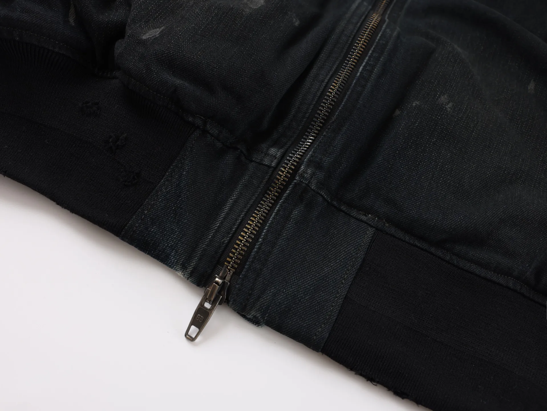 🅿️1220 [Exclusive supply] BLCG 25FW show style mud-dyed denim cotton jacket. The fabric is made of 100% pure cotton denim fabric. This denim fabric itself is thick. After multiple processes, the texture is also soft and comfortable. The denim fabric also has good wear resistance and durability‌ The dark green oxidized wash effect is created through the washing and fading process. The inner filling is the same 3000D Xinjiang cotton as the original and matched with 1400D needle cotton. Because it is a unique combination of ingredients, it must be customized separately. It requires a minimum order quantity of nearly 100 rolls before it is made in the factory. It is exclusive to the entire network. Size:XS/S/M/L