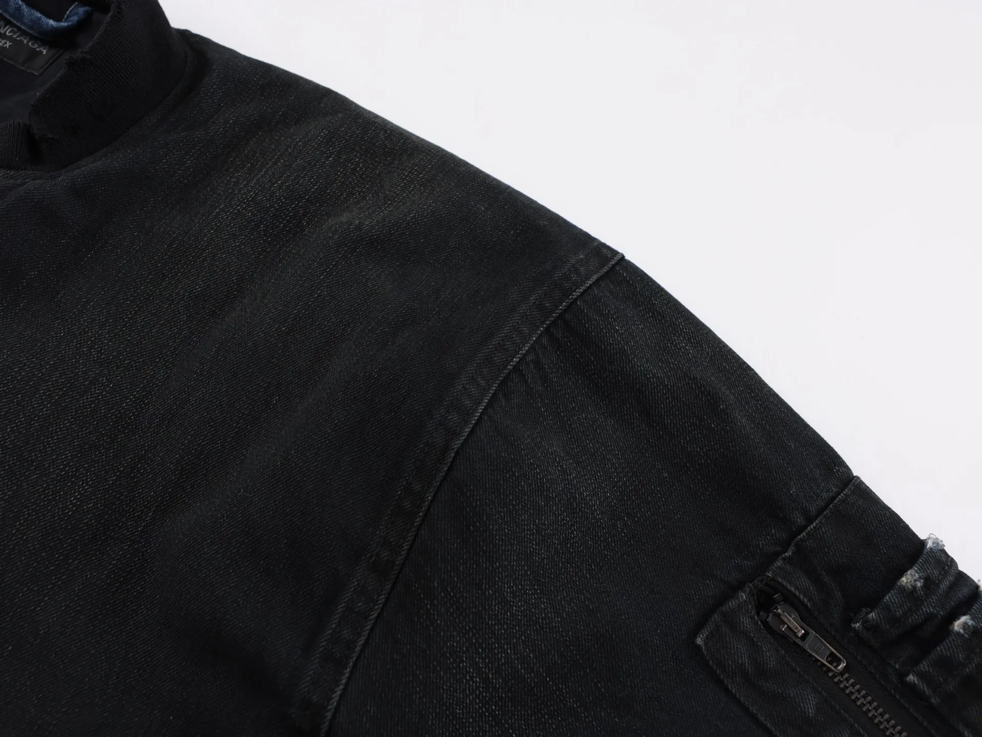 🅿️1220 [Exclusive supply] BLCG 25FW show style mud-dyed denim cotton jacket. The fabric is made of 100% pure cotton denim fabric. This denim fabric itself is thick. After multiple processes, the texture is also soft and comfortable. The denim fabric also has good wear resistance and durability‌ The dark green oxidized wash effect is created through the washing and fading process. The inner filling is the same 3000D Xinjiang cotton as the original and matched with 1400D needle cotton. Because it is a unique combination of ingredients, it must be customized separately. It requires a minimum order quantity of nearly 100 rolls before it is made in the factory. It is exclusive to the entire network. Size:XS/S/M/L