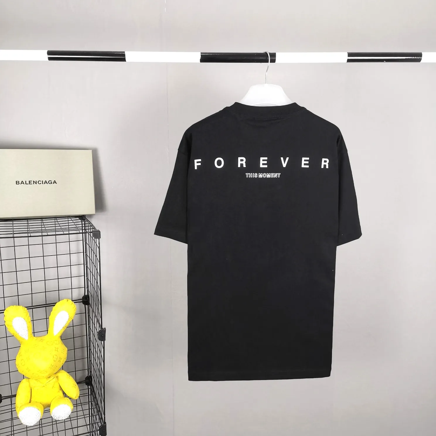 Top tested version BALENCIAGA plush thread hat rabbit pure cotton loose-fitting trendy short-sleeved T-shirt for men and women couples Customized woolen hat (with black label on it), the rabbit pattern is made of Kornit digital direct injection, with full color and clear texture, which fully brings out the plush texture of the rabbit. Ordinary digital machines cannot achieve this effect on black fabric, because the overlapping colors of black printing and black fabric will affect the three-dimensional sense of the picture. Only high-precision direct-injection machines can produce a plush picture. From the pictures, everyone can see the precision of the product restoration. The custom-woven 24S 260g double yarn fabric is sweat-absorbent, breathable, and has a full drape. The whole set of cabinets has the same accessories, coding, tags, main wheat, and washing. Top tested version! Color: Black Size: XS-L P:260