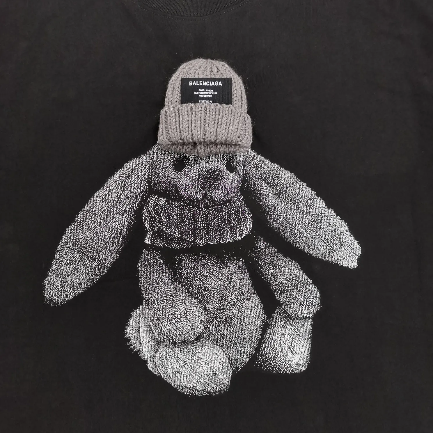 Top tested version BALENCIAGA plush thread hat rabbit pure cotton loose-fitting trendy short-sleeved T-shirt for men and women couples Customized woolen hat (with black label on it), the rabbit pattern is made of Kornit digital direct injection, with full color and clear texture, which fully brings out the plush texture of the rabbit. Ordinary digital machines cannot achieve this effect on black fabric, because the overlapping colors of black printing and black fabric will affect the three-dimensional sense of the picture. Only high-precision direct-injection machines can produce a plush picture. From the pictures, everyone can see the precision of the product restoration. The custom-woven 24S 260g double yarn fabric is sweat-absorbent, breathable, and has a full drape. The whole set of cabinets has the same accessories, coding, tags, main wheat, and washing. Top tested version! Color: Black Size: XS-L P:260