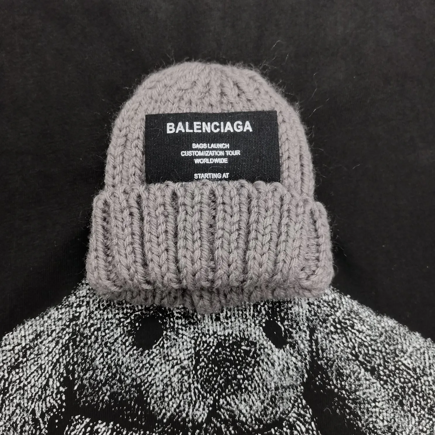 Top tested version BALENCIAGA plush thread hat rabbit pure cotton loose-fitting trendy short-sleeved T-shirt for men and women couples Customized woolen hat (with black label on it), the rabbit pattern is made of Kornit digital direct injection, with full color and clear texture, which fully brings out the plush texture of the rabbit. Ordinary digital machines cannot achieve this effect on black fabric, because the overlapping colors of black printing and black fabric will affect the three-dimensional sense of the picture. Only high-precision direct-injection machines can produce a plush picture. From the pictures, everyone can see the precision of the product restoration. The custom-woven 24S 260g double yarn fabric is sweat-absorbent, breathable, and has a full drape. The whole set of cabinets has the same accessories, coding, tags, main wheat, and washing. Top tested version! Color: Black Size: XS-L P:260