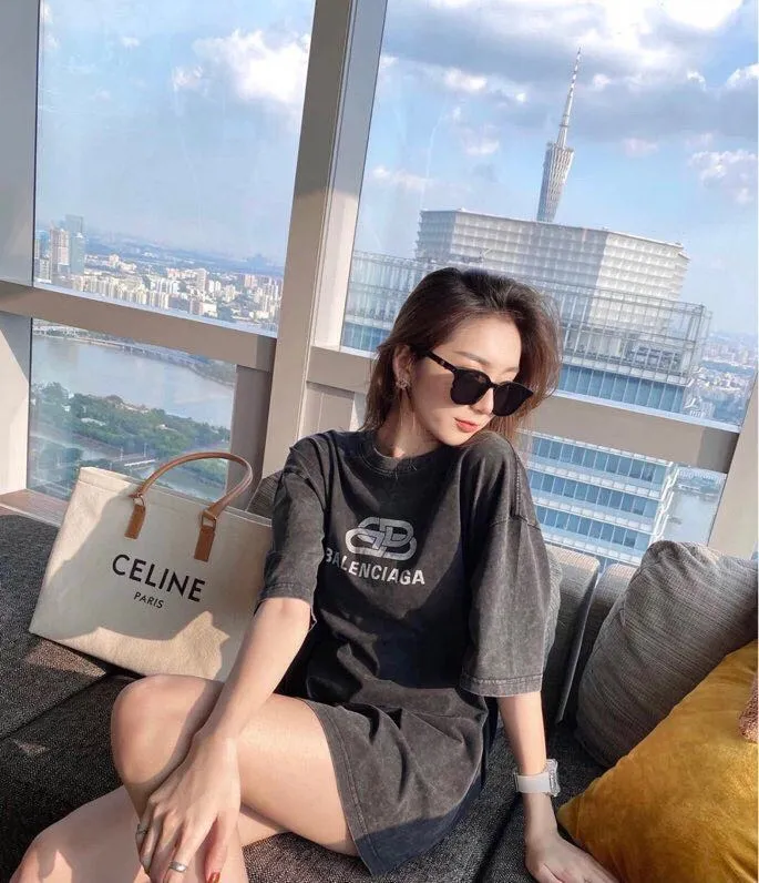 ♻️💯Reference model picture for the upper body❤Top tested version Balenciaga 21ss new lock buckle Unisex short-sleeved loose pure cotton BALENCIAGA short-sleeved T-shirt for couples Super classic style with nice colors Oversize version 260g double yarn cotton top fabric (ready-made clothes washed, then fried) [Little Red Book hot style | Highly recommended by ins style bloggers] Original model opening 1:1, all other colors are custom-woven and dyed (although everyone says so, but I guarantee it, and the threads are also dyed in the same vat) and there is no error with ZP.  Positioned cutting, high-quality wiring, original 1x1 thickened thread on the neckline, imported glue printing, black and gray colors are all silver, lock printing, repeated washing, not easy to crack! ! ! A full set of genuine one-to-one accessories, bag code marked. The numbers are all correct and identical.  Color: White Black Floral Gray Haze Blue Washed Black Size: XS-L P:280