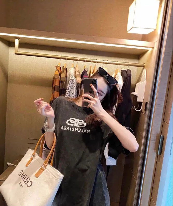 ♻️💯Reference model picture for the upper body❤Top tested version Balenciaga 21ss new lock buckle Unisex short-sleeved loose pure cotton BALENCIAGA short-sleeved T-shirt for couples Super classic style with nice colors Oversize version 260g double yarn cotton top fabric (ready-made clothes washed, then fried) [Little Red Book hot style | Highly recommended by ins style bloggers] Original model opening 1:1, all other colors are custom-woven and dyed (although everyone says so, but I guarantee it, and the threads are also dyed in the same vat) and there is no error with ZP.  Positioned cutting, high-quality wiring, original 1x1 thickened thread on the neckline, imported glue printing, black and gray colors are all silver, lock printing, repeated washing, not easy to crack! ! ! A full set of genuine one-to-one accessories, bag code marked. The numbers are all correct and identical.  Color: White Black Floral Gray Haze Blue Washed Black Size: XS-L P:280