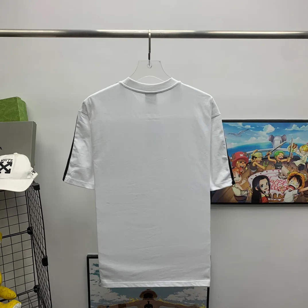 Top tested version 𝐁A𝐋EN𝐂IA𝐆A/Balenciaga three-ribbon classic co-branded T-shirt Fabric: 32 pieces of double yarn 240 grams - counter synchronization #The highest version on the market The original development of custom-woven fabrics is washed and treated with a full sense of thickness The texture is different from market products Highly restored #original mold opening Use imported elliptical machine printing Each print is neatly aligned No burrs Hand-printed front and rear platens Precision mesh production stencil Imported environmentally friendly pulp squeegee, the letters are clearly restored, the letter spacing is the same size as the original version, highly restored to 23ss, the best-selling model on the market, the same style for men and women size: xs s m l color: black white P: 290