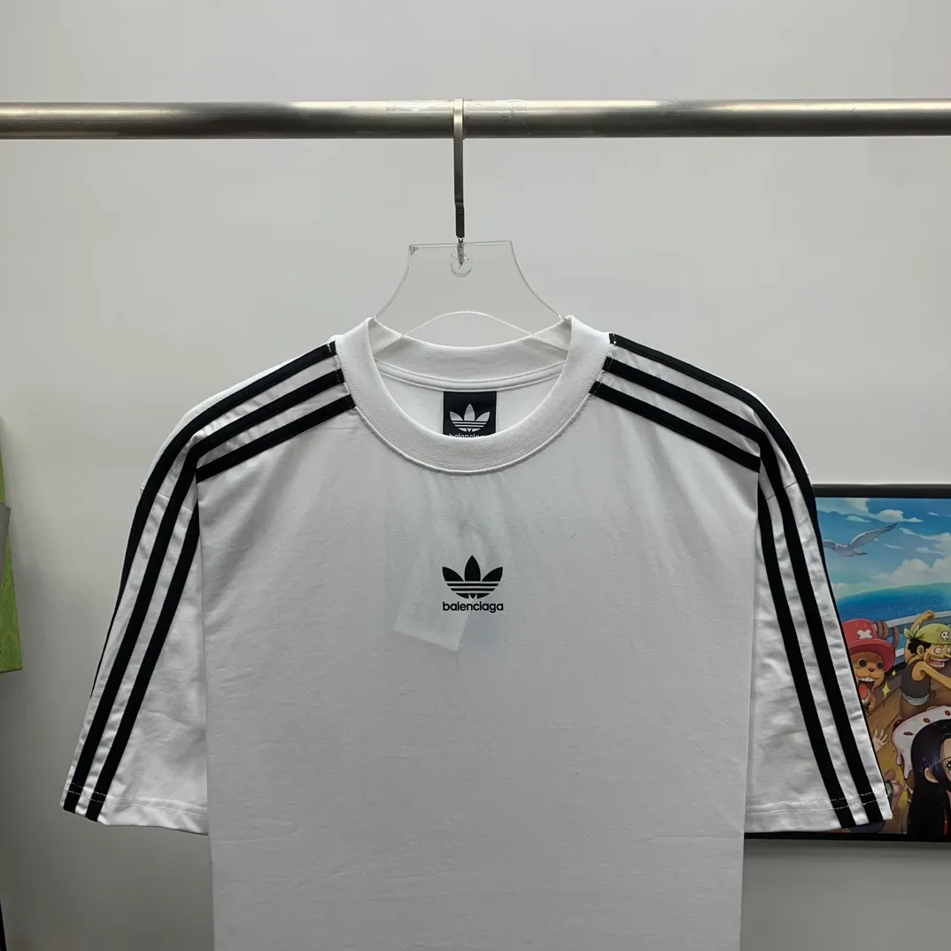 Top tested version 𝐁A𝐋EN𝐂IA𝐆A/Balenciaga three-ribbon classic co-branded T-shirt Fabric: 32 pieces of double yarn 240 grams - counter synchronization #The highest version on the market The original development of custom-woven fabrics is washed and treated with a full sense of thickness The texture is different from market products Highly restored #original mold opening Use imported elliptical machine printing Each print is neatly aligned No burrs Hand-printed front and rear platens Precision mesh production stencil Imported environmentally friendly pulp squeegee, the letters are clearly restored, the letter spacing is the same size as the original version, highly restored to 23ss, the best-selling model on the market, the same style for men and women size: xs s m l color: black white P: 290
