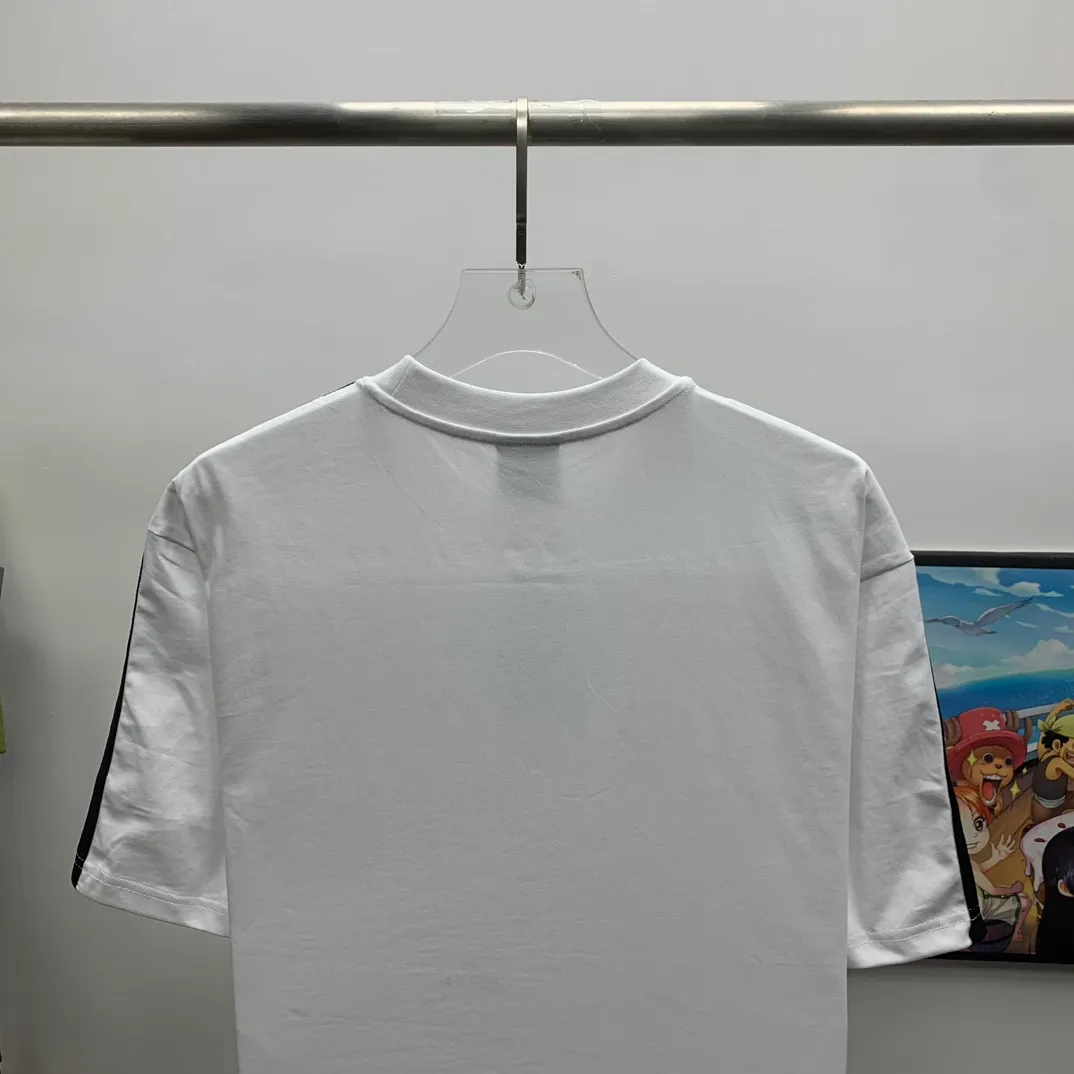Top tested version 𝐁A𝐋EN𝐂IA𝐆A/Balenciaga three-ribbon classic co-branded T-shirt Fabric: 32 pieces of double yarn 240 grams - counter synchronization #The highest version on the market The original development of custom-woven fabrics is washed and treated with a full sense of thickness The texture is different from market products Highly restored #original mold opening Use imported elliptical machine printing Each print is neatly aligned No burrs Hand-printed front and rear platens Precision mesh production stencil Imported environmentally friendly pulp squeegee, the letters are clearly restored, the letter spacing is the same size as the original version, highly restored to 23ss, the best-selling model on the market, the same style for men and women size: xs s m l color: black white P: 290