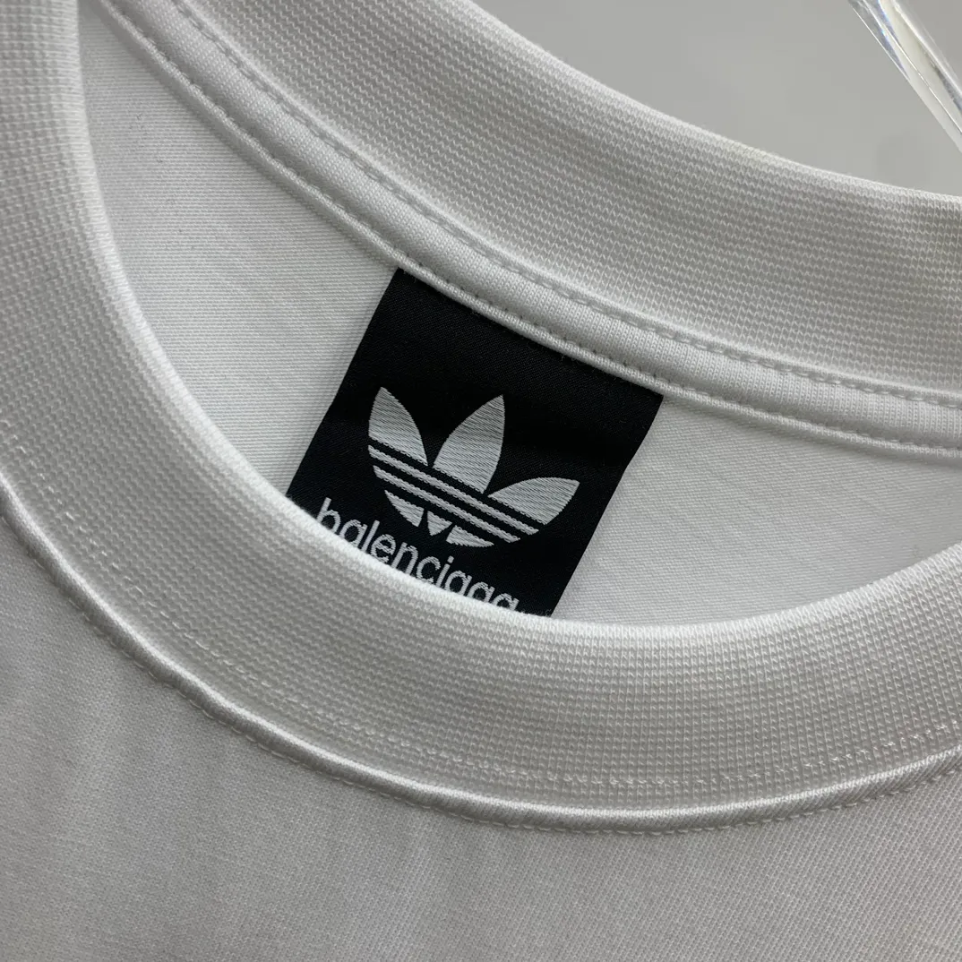 Top tested version 𝐁A𝐋EN𝐂IA𝐆A/Balenciaga three-ribbon classic co-branded T-shirt Fabric: 32 pieces of double yarn 240 grams - counter synchronization #The highest version on the market The original development of custom-woven fabrics is washed and treated with a full sense of thickness The texture is different from market products Highly restored #original mold opening Use imported elliptical machine printing Each print is neatly aligned No burrs Hand-printed front and rear platens Precision mesh production stencil Imported environmentally friendly pulp squeegee, the letters are clearly restored, the letter spacing is the same size as the original version, highly restored to 23ss, the best-selling model on the market, the same style for men and women size: xs s m l color: black white P: 290