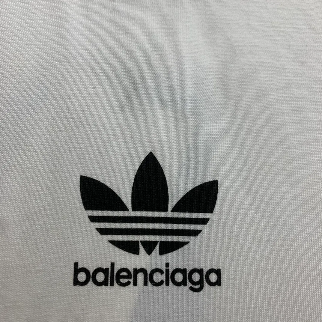 Top tested version 𝐁A𝐋EN𝐂IA𝐆A/Balenciaga three-ribbon classic co-branded T-shirt Fabric: 32 pieces of double yarn 240 grams - counter synchronization #The highest version on the market The original development of custom-woven fabrics is washed and treated with a full sense of thickness The texture is different from market products Highly restored #original mold opening Use imported elliptical machine printing Each print is neatly aligned No burrs Hand-printed front and rear platens Precision mesh production stencil Imported environmentally friendly pulp squeegee, the letters are clearly restored, the letter spacing is the same size as the original version, highly restored to 23ss, the best-selling model on the market, the same style for men and women size: xs s m l color: black white P: 290