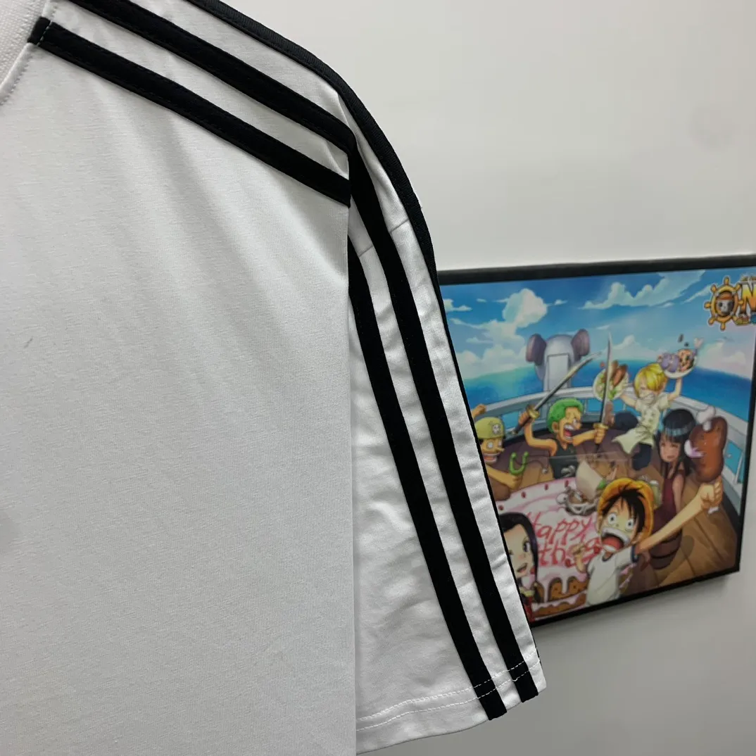 Top tested version 𝐁A𝐋EN𝐂IA𝐆A/Balenciaga three-ribbon classic co-branded T-shirt Fabric: 32 pieces of double yarn 240 grams - counter synchronization #The highest version on the market The original development of custom-woven fabrics is washed and treated with a full sense of thickness The texture is different from market products Highly restored #original mold opening Use imported elliptical machine printing Each print is neatly aligned No burrs Hand-printed front and rear platens Precision mesh production stencil Imported environmentally friendly pulp squeegee, the letters are clearly restored, the letter spacing is the same size as the original version, highly restored to 23ss, the best-selling model on the market, the same style for men and women size: xs s m l color: black white P: 290