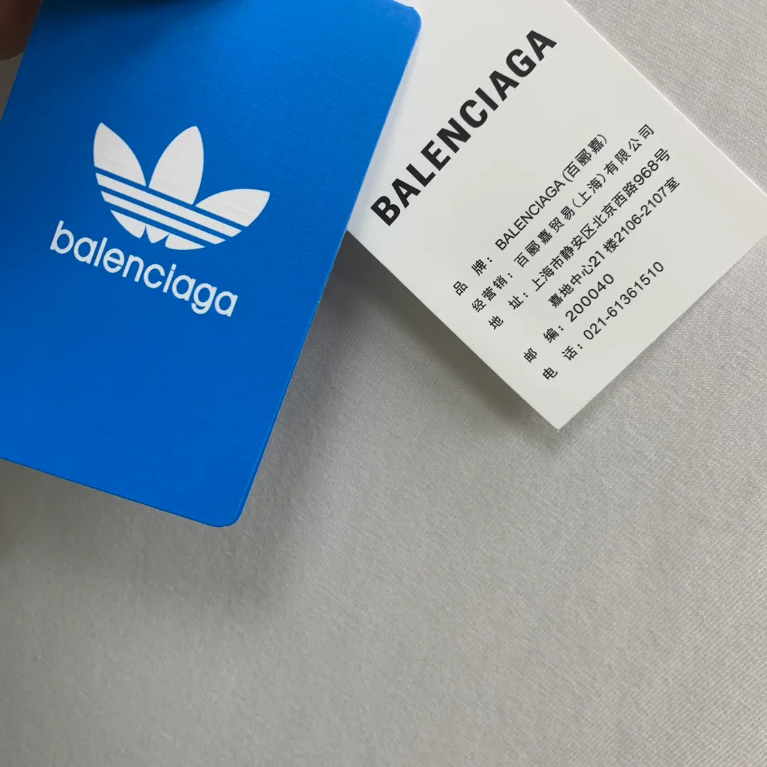 Top tested version 𝐁A𝐋EN𝐂IA𝐆A/Balenciaga three-ribbon classic co-branded T-shirt Fabric: 32 pieces of double yarn 240 grams - counter synchronization #The highest version on the market The original development of custom-woven fabrics is washed and treated with a full sense of thickness The texture is different from market products Highly restored #original mold opening Use imported elliptical machine printing Each print is neatly aligned No burrs Hand-printed front and rear platens Precision mesh production stencil Imported environmentally friendly pulp squeegee, the letters are clearly restored, the letter spacing is the same size as the original version, highly restored to 23ss, the best-selling model on the market, the same style for men and women size: xs s m l color: black white P: 290