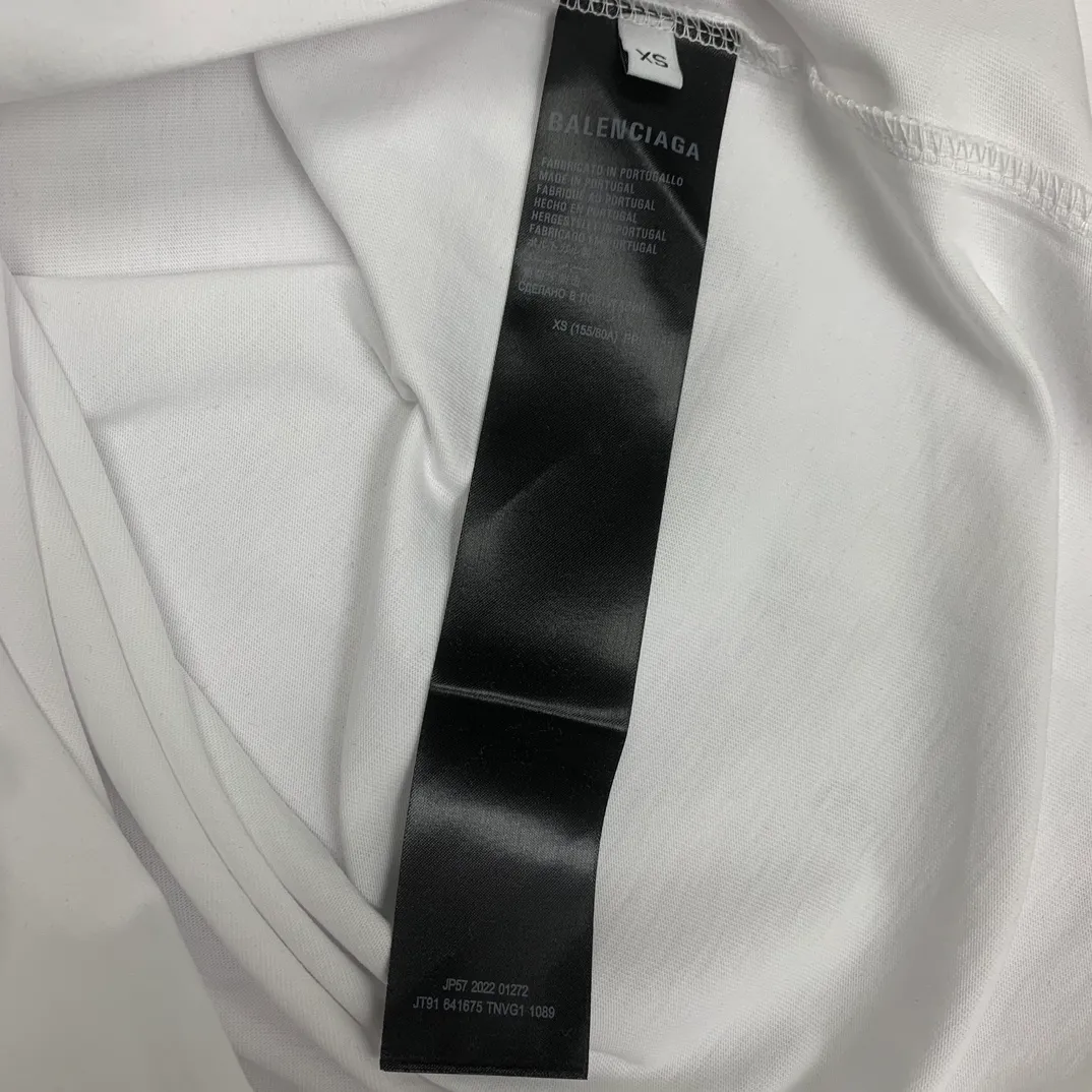 Top tested version 𝐁A𝐋EN𝐂IA𝐆A/Balenciaga three-ribbon classic co-branded T-shirt Fabric: 32 pieces of double yarn 240 grams - counter synchronization #The highest version on the market The original development of custom-woven fabrics is washed and treated with a full sense of thickness The texture is different from market products Highly restored #original mold opening Use imported elliptical machine printing Each print is neatly aligned No burrs Hand-printed front and rear platens Precision mesh production stencil Imported environmentally friendly pulp squeegee, the letters are clearly restored, the letter spacing is the same size as the original version, highly restored to 23ss, the best-selling model on the market, the same style for men and women size: xs s m l color: black white P: 290